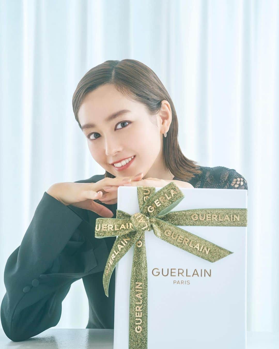 桐谷美玲さんのインスタグラム写真 - (桐谷美玲Instagram)「今日10月15日発売、ゲランの今年のホリデーコレクションは、トルコのジュエラー、ベガム・カーンとのコラボレーションによる #ファンタジーアレゴリアコレクション  美しく着飾った動物たちの晩餐会をイメージし、ゲランのアイコン製品が特別な装いで勢ぞろい。この時期だけの特別なギフトボックスもあって、ジュエリーのような華やかさ🎁 他にもスキンケアやフレグランスのホリデー限定ギフトセットもあるので、自分へのご褒美、大切な方へのギフトにいかが🥺❤️ #ゲラン #ホリデー #オンブルジェ #ルージュジェ #Guerlain_Ambassador」10月15日 18時50分 - mirei_kiritani_