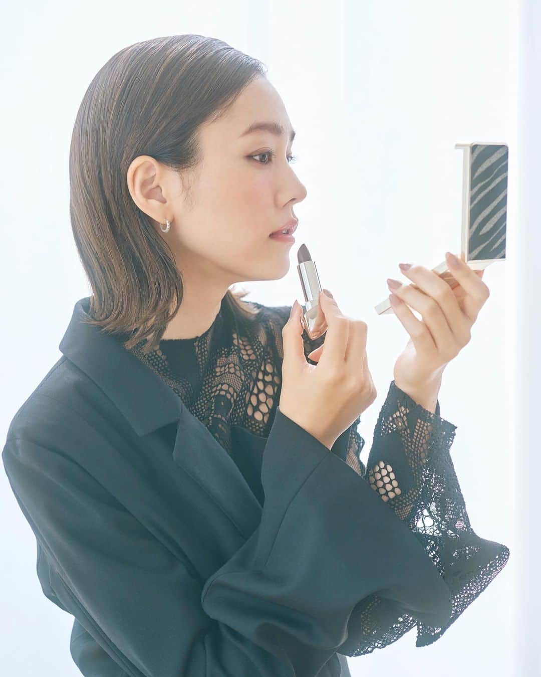 桐谷美玲さんのインスタグラム写真 - (桐谷美玲Instagram)「今日10月15日発売、ゲランの今年のホリデーコレクションは、トルコのジュエラー、ベガム・カーンとのコラボレーションによる #ファンタジーアレゴリアコレクション  美しく着飾った動物たちの晩餐会をイメージし、ゲランのアイコン製品が特別な装いで勢ぞろい。この時期だけの特別なギフトボックスもあって、ジュエリーのような華やかさ🎁 他にもスキンケアやフレグランスのホリデー限定ギフトセットもあるので、自分へのご褒美、大切な方へのギフトにいかが🥺❤️ #ゲラン #ホリデー #オンブルジェ #ルージュジェ #Guerlain_Ambassador」10月15日 18時50分 - mirei_kiritani_