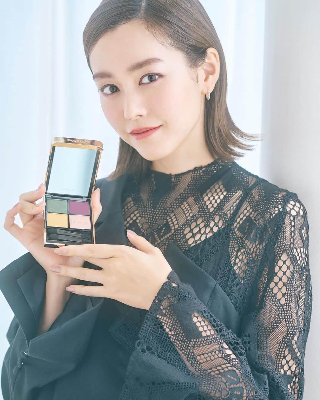 桐谷美玲さんのインスタグラム写真 - (桐谷美玲Instagram)「今日10月15日発売、ゲランの今年のホリデーコレクションは、トルコのジュエラー、ベガム・カーンとのコラボレーションによる #ファンタジーアレゴリアコレクション  美しく着飾った動物たちの晩餐会をイメージし、ゲランのアイコン製品が特別な装いで勢ぞろい。この時期だけの特別なギフトボックスもあって、ジュエリーのような華やかさ🎁 他にもスキンケアやフレグランスのホリデー限定ギフトセットもあるので、自分へのご褒美、大切な方へのギフトにいかが🥺❤️ #ゲラン #ホリデー #オンブルジェ #ルージュジェ #Guerlain_Ambassador」10月15日 18時50分 - mirei_kiritani_