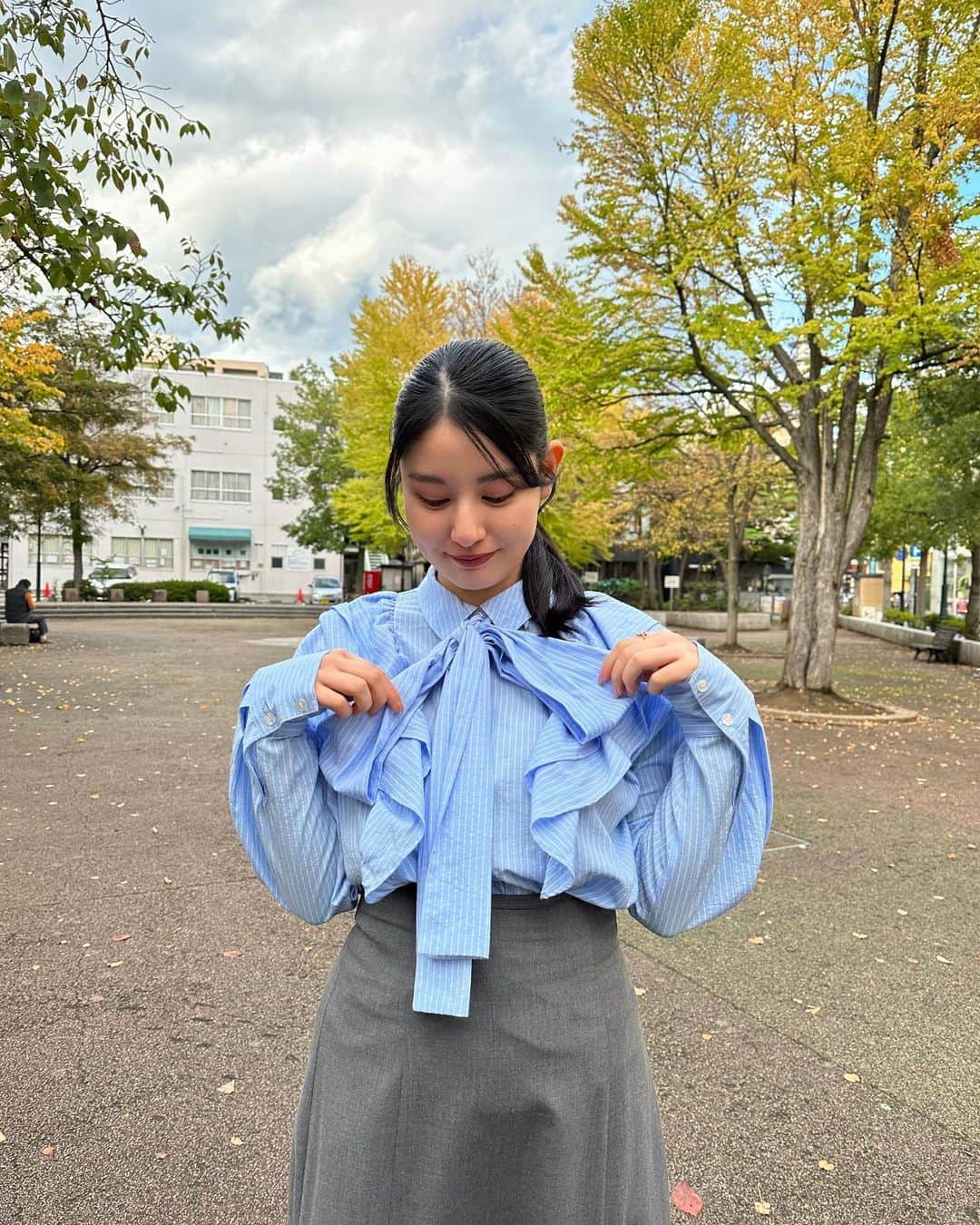 森青葉さんのインスタグラム写真 - (森青葉Instagram)「︎☺︎ ながの東急百貨店でのイベント きてくださった皆さんありがとうございました😽💫  たくさん長野に来れて、みなさんに会うことができて嬉しいです＾＾  楽しんでいただけてますか？ わたしたちはとっても楽しい時間を過ごせて幸せです＾＾ 来月、今年最後のイベントが決まりました！  11/23 豊丘村の収穫祭 道の駅南信州とよおかマルシェに出演させていただきます！🎶 ぜひぜひ、見に来てください＾＾  本日は大きいリボンがかわいいお洋服でした🎀🩵  #ootd  #niceclaup #ナイスクラップ」10月15日 18時50分 - aoba__mori_official