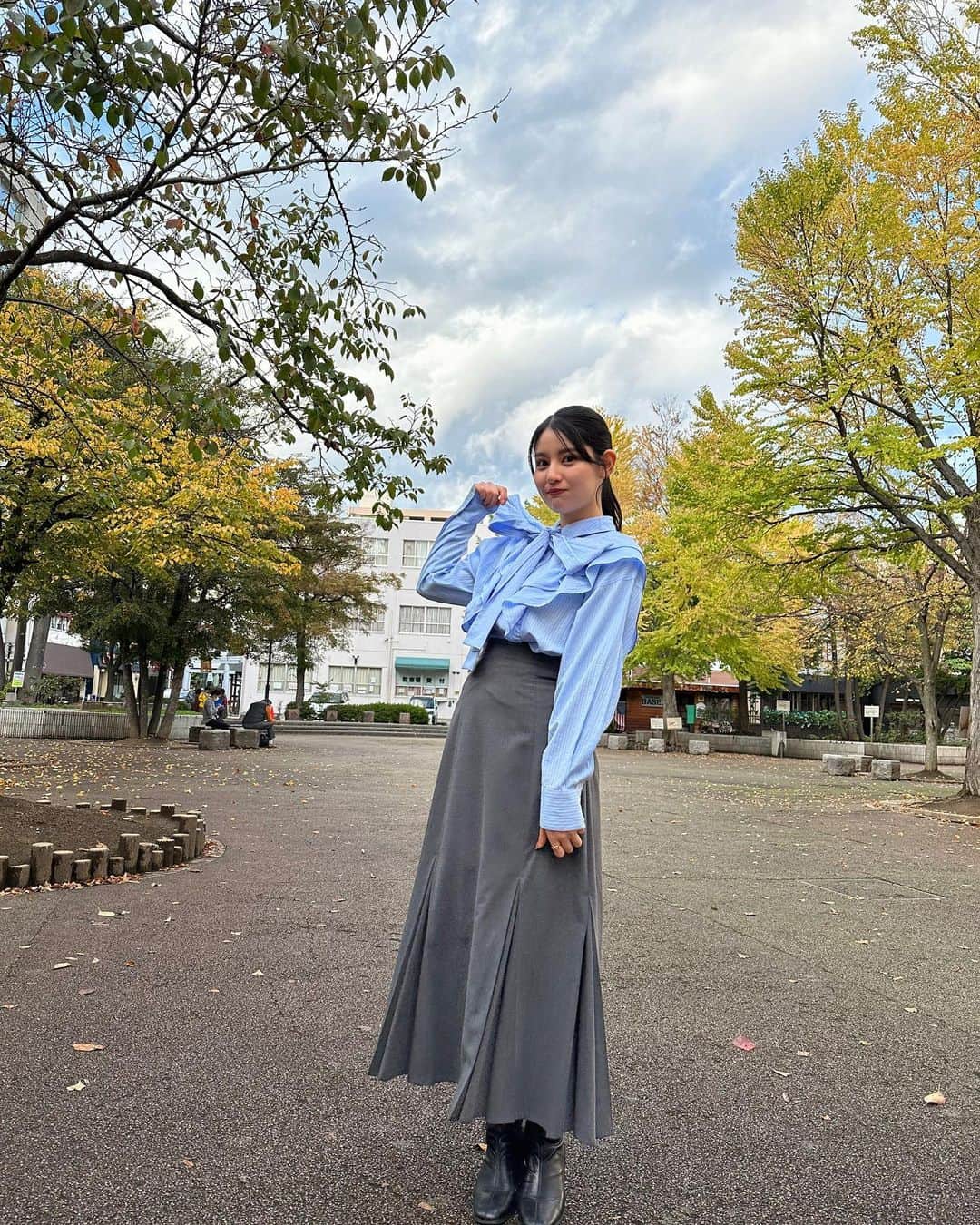 森青葉さんのインスタグラム写真 - (森青葉Instagram)「︎☺︎ ながの東急百貨店でのイベント きてくださった皆さんありがとうございました😽💫  たくさん長野に来れて、みなさんに会うことができて嬉しいです＾＾  楽しんでいただけてますか？ わたしたちはとっても楽しい時間を過ごせて幸せです＾＾ 来月、今年最後のイベントが決まりました！  11/23 豊丘村の収穫祭 道の駅南信州とよおかマルシェに出演させていただきます！🎶 ぜひぜひ、見に来てください＾＾  本日は大きいリボンがかわいいお洋服でした🎀🩵  #ootd  #niceclaup #ナイスクラップ」10月15日 18時50分 - aoba__mori_official