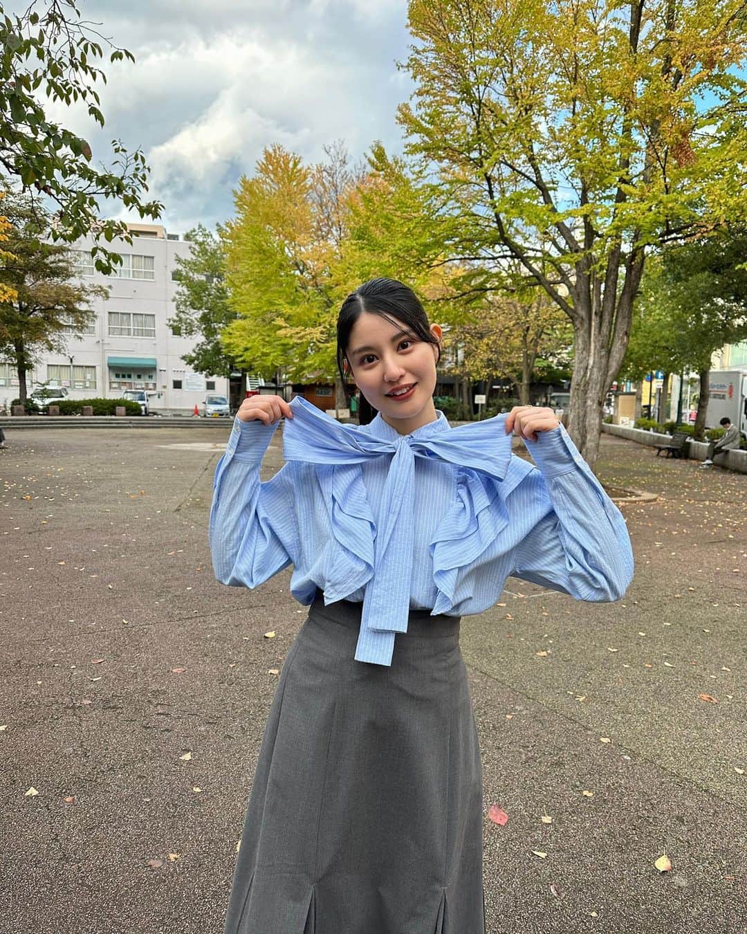 森青葉さんのインスタグラム写真 - (森青葉Instagram)「︎☺︎ ながの東急百貨店でのイベント きてくださった皆さんありがとうございました😽💫  たくさん長野に来れて、みなさんに会うことができて嬉しいです＾＾  楽しんでいただけてますか？ わたしたちはとっても楽しい時間を過ごせて幸せです＾＾ 来月、今年最後のイベントが決まりました！  11/23 豊丘村の収穫祭 道の駅南信州とよおかマルシェに出演させていただきます！🎶 ぜひぜひ、見に来てください＾＾  本日は大きいリボンがかわいいお洋服でした🎀🩵  #ootd  #niceclaup #ナイスクラップ」10月15日 18時50分 - aoba__mori_official