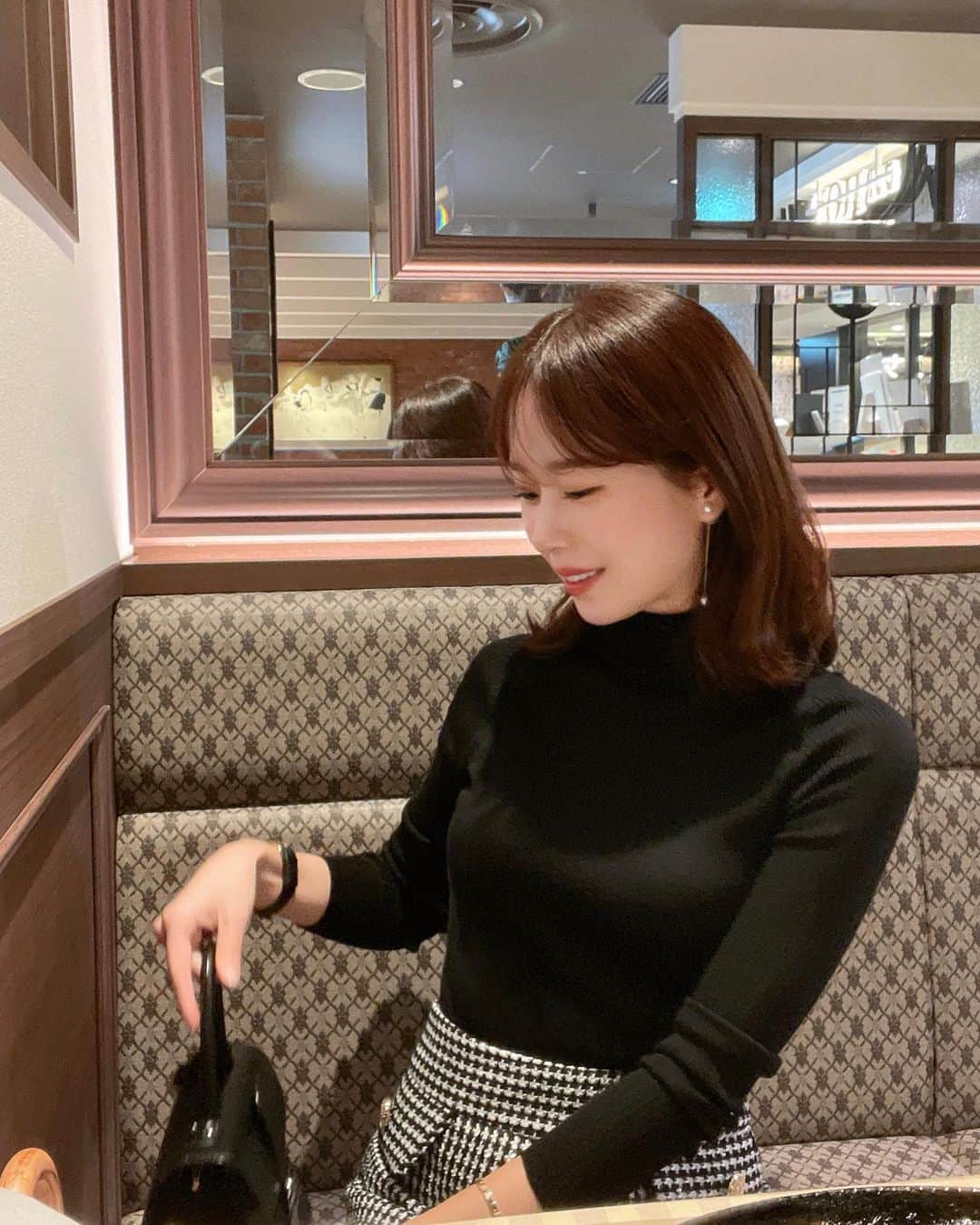 ハンナミのインスタグラム：「いっぱい食べて 大満足だった休日 。🤤✨🌦️  身に付けている2way pearl chain pierceは 10月末ごろに再入荷予定です ♡ 沢山の再販希望リクエストありがとうございます ♩」