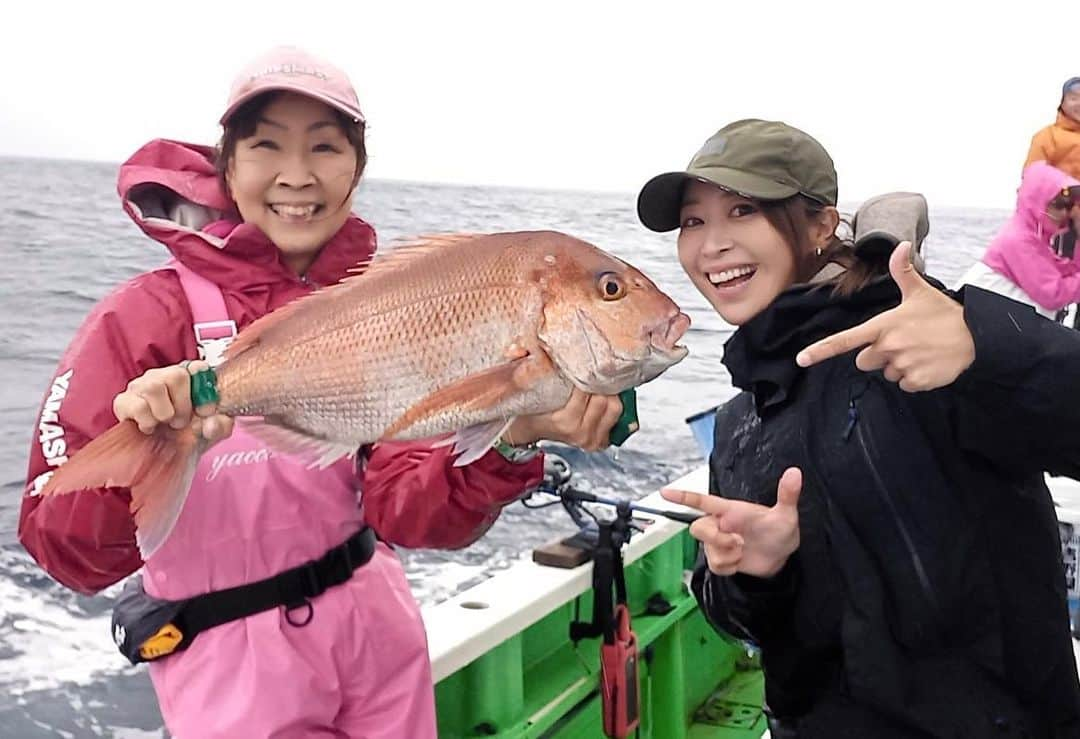 富士村彩花さんのインスタグラム写真 - (富士村彩花Instagram)「・ ⁡ 先日は、初めましての儀兵衛丸さんから✨ 本格シーズンインのヤリイカ釣りへ🦑 ⁡ 今回はなんと光栄なことに✨ヤマシタフィールドスタッフのyaccoさんとご一緒させていただきました〜☺️💕 ⁡ ⁡ イカも好調ながら、この日は【あの魚】がHIT連発‼️ 最後にはなんと大物も…⁉️😆 ⁡ 先程、やっこさんのyoutubeチャンネルに最新動画がアップされましたので、スーパープレイをぜひご覧下さい🎵 ⁡ 【あの魚】をタモ入れずに瞬時の判断で抜き上げる女性アングラー、カッコ良すぎです🥺💕 ⁡ ⁡ ⁡ #釣りガール  #釣り女子  #釣りたガール  #釣りモデル  #釣り女  #道産子アングラー  #釣り好き  #船釣り  #海釣り  #釣りが好き #オフショア #釣り好きと繋がりたい #釣り好きな人と繋がりたい  #fishinggirl #yacco さん #ヤリイカ #ヤリイカ釣り #イカ釣り #船最前線 #seaborg400j」10月15日 18時53分 - ayaka.prestige