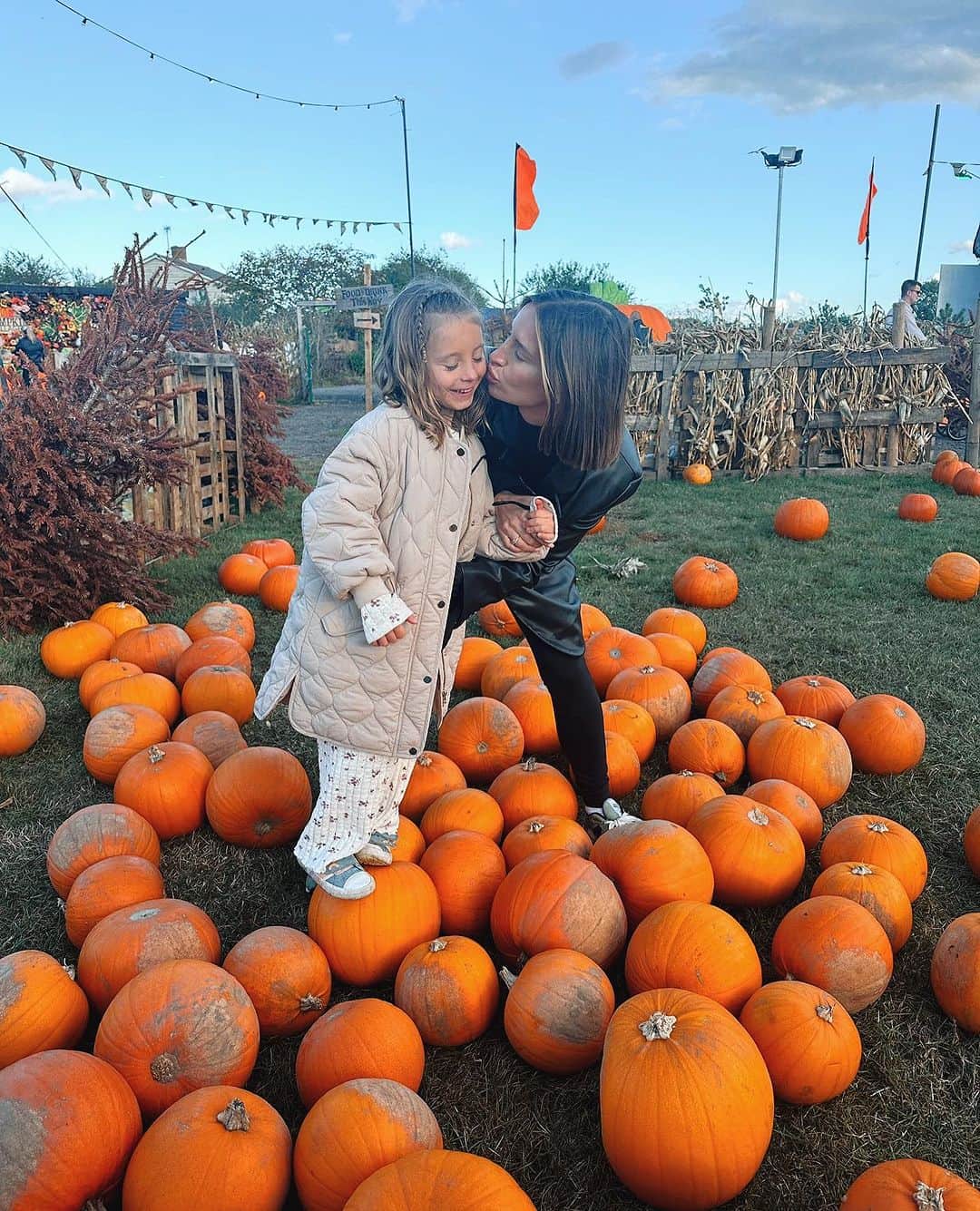 ファーン・マッキャンさんのインスタグラム写真 - (ファーン・マッキャンInstagram)「Gone pumpkin pickin 🎃🧡  Annual set of pumpkin pics 🎃🎃🎃🎃🎃🎃🎃🎃 what’s your favourite autumn/October tradition? 🎇🎆🎃👻💀🍁🍂🌰🧋  #pumpkin #pumpkinpicking #pumpkincarving #autumn #october」10月15日 18時53分 - fernemccann