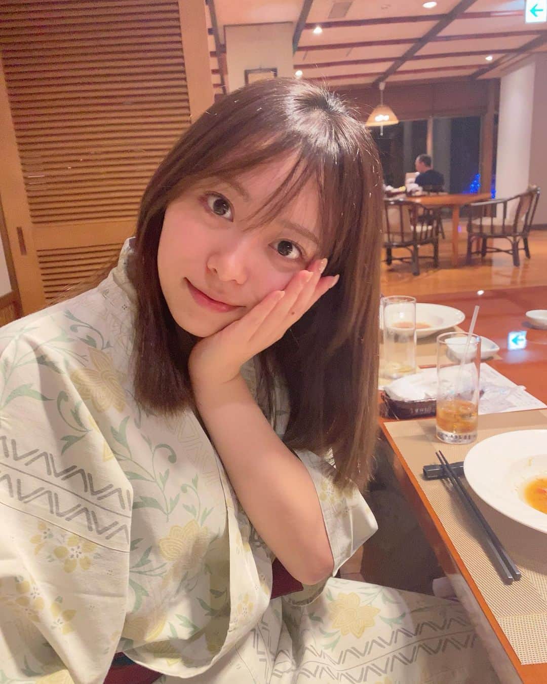 辰巳さくら（さくてん）のインスタグラム：「旅行に行った時、 皆さんは お風呂が先かご飯が先か どっちタイプ？🛀♨️😋🍴  わたしは前者です♨️  お風呂で癒されて すっぴんになって OFFモードで食べて そのまま寝るのが好き🐷  これはその時の写真🤳🩵  #温泉旅館 #温泉旅行 #温泉女子  #家族旅行 #仲良し家族 #伊勢グルメ #伊勢旅行 #はいふう #伊勢志摩旅行 #すっぴん女子」