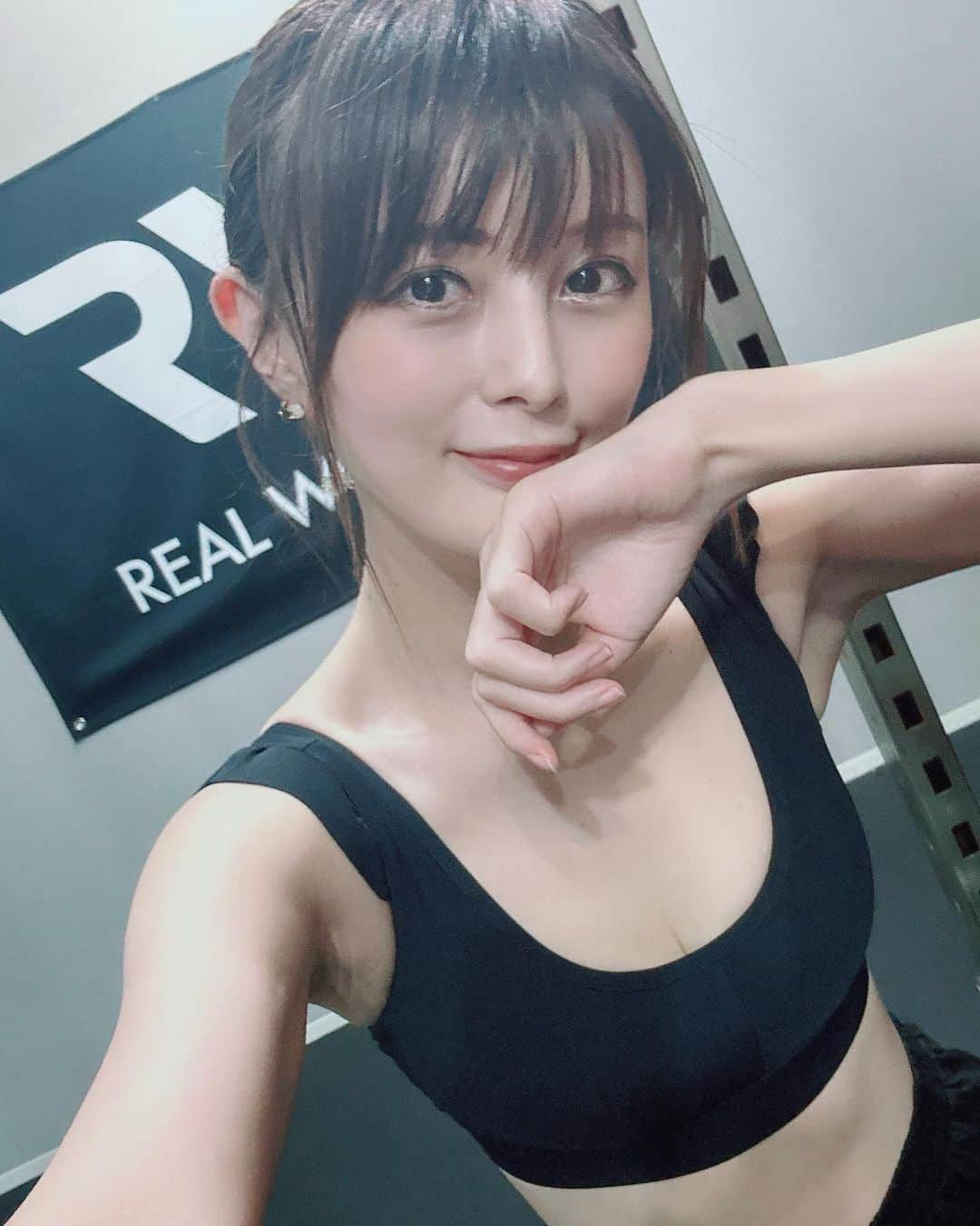 satomiのインスタグラム：「🤍🏋🏻‍♂️🍑 ・ 蟹さん歩きで筋肉痛です🦀 いつもありがとうございます🙇‍♀️ ・ 🏋️‍♀️→ @ryuji.rw  📍→@realworkout_ginza ・ 無料体験実施中🆓 ・ #realworkoutginza #realworkout #銀座パーソナルジム #銀座ジム #パーソナル女子 #ヒップアップ #もも尻 #gym #fitness #トレーニング #ワークアウト #ダイエット #筋肉 #美意識 #REALWORKOUT銀座 #パーソナルトレーニング #トレーニング女子  #銀座ジム #筋トレ女子 #workout #体験無料 #有楽町パーソナルトレーニング」