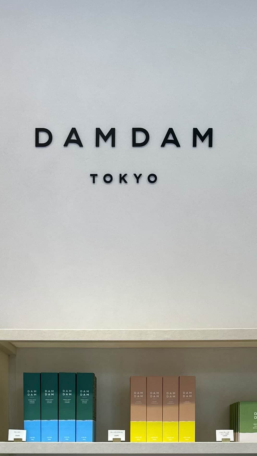 エミ ペインのインスタグラム：「10月17日に日本に路面店として初上陸する DAM DAM TOKYO京都店に一足お先にお邪魔してきました❤️  朱色の漆塗りのカウンターに和紙のランプが灯ってる 和と洋のミックスでフェミニンな空間❤️  Made in Japanで植物由来のスキンケアブランドとして 知られてる @damdamtokyo さんやけど 京都限定のお香やお香立て、カッサetc. 気になる物がいっぱいで大興奮で長居してしまった🫢  10月17日〜24日の1週間は @damdamtokyo をフォローして ストーリーに投稿したらミニサイズのスキンマッドピュアマスクを いただけるそう🦋  #京都 #damdamtokyo  #damdamtokyo京都店 #ナチュラルコスメ」