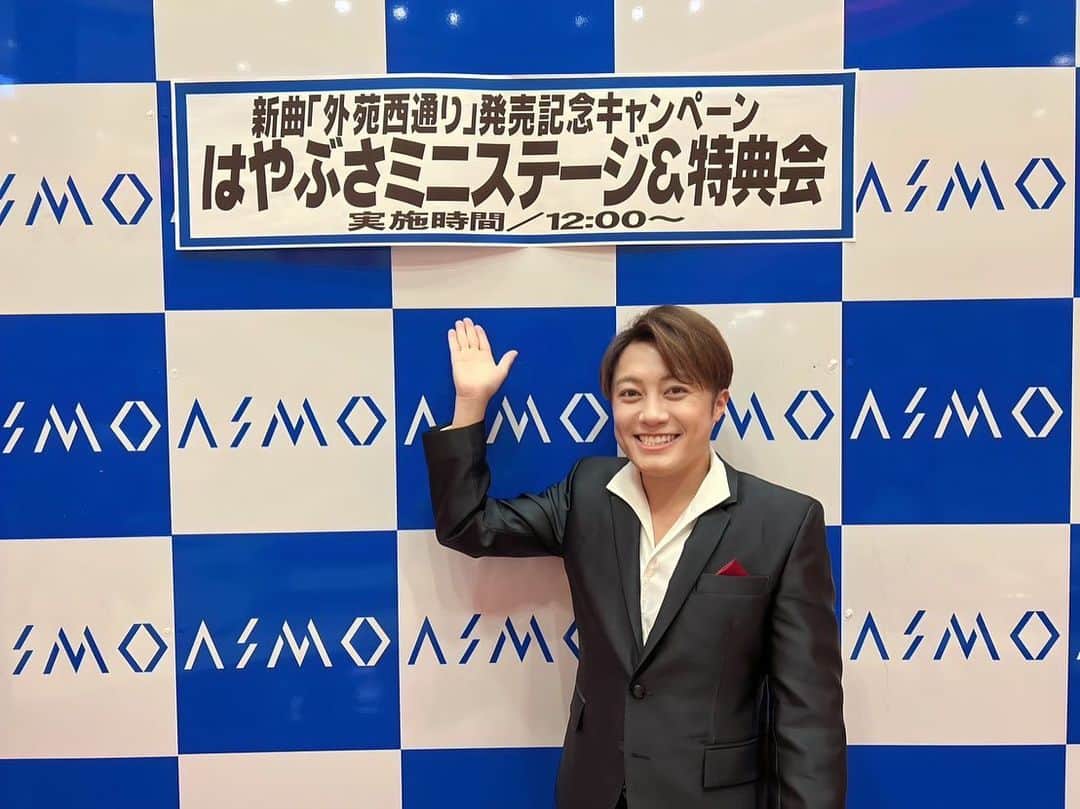 はやぶさのインスタグラム：「こんにちは。 今日はすごく寒いですね。 昨日の会場では既にハロウィンの飾りがありました‼︎ 今年はどんな仮装をしようかな…28日と31日に少しだけど…せっかくだから仮装しちゃおうかな(^_^)v  【EN】  Hello. It is very cold today.  There were already Halloween decorations at the venue yesterday ‼︎  What kind of costume should I wear this year on the 28th and 31st...  but since I'm going to be there, I might as well dress up...(^_^)v  #はやぶさ #ヒカル #ヤマト #大滝ひかる #駿河ヤマト #イベント #一日一枚  #写真  #hayabusa #hikaru #yamato #event  #picstory  #picstagram #photooftheday  #photogram  #hayabusadiary  #はやぶさの日記  #fotohariini」