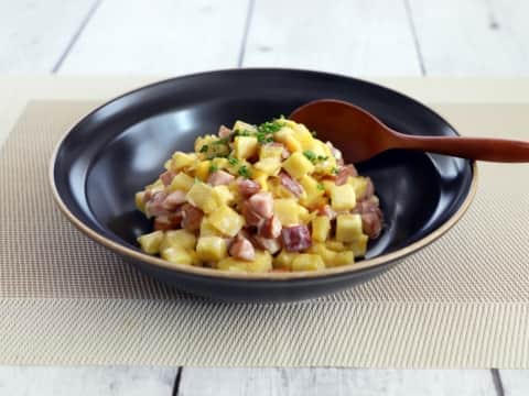 ヤマサ醤油株式会社のインスタグラム：「「さつまいもとウインナーのデリ風サラダ」 https://recipe.yamasa.com/recipes/5356 今日のレシピは #加瀬まなみ さん！@manami.kase  さつまいものほっくりとした甘味を引き立てる！「ヤマサ ぱぱっとちゃんと これ!うま!!つゆ」＆マヨネーズで作る、和DEミックスな作り置き惣菜。「ヤマサ ぱぱっとちゃんと これ!うま!!つゆ」は、味わいも色づきも淡いので、料理の仕上がりを邪魔しません。   #これうまつゆ #自炊 #happyrecipe #foodphotography #ヤマサ #instapic #instagood #ハッピーレシピ部 #delish #instadaily #在宅楽飯 #soysauce #人気 #jp #テレワーク飯 #instafood #yamasa #おうちごはん #レシピ #ランチ #簡単 #recipe #photooftheday #昼ごはん #yummy #時短メニュー #定番 #さつまいも」