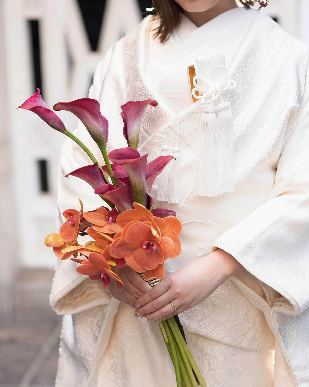 みんなのウェディングさんのインスタグラム写真 - (みんなのウェディングInstagram)「. . ˗ˏˋ Warm Color Bouquet...♡ ˎˊ˗ . こんばんは🌙みんなのウェディングです☺️ ⁡ 本日は、合わせやすくおしゃれな雰囲気に！ ウォームカラーの #ウェディングブーケ をお届け✨  ……………………………………………………………………  ˗ˏˋ #みんなのウェディング でpostしよう🤍 ˎˊ˗  投稿するとこのアカウントで紹介されるかも…🕊️ ぜひ皆さまのとっても素敵なお写真、お待ちしてます✨  ……………………………………………………………………  ウォームカラーは温かみがあり 挙式や披露宴のテーマカラーとして 取り入れる方も多いです🌿  🤍ウェディングドレスや和装に合わせても 🖤シックなブラックドレスに合わせても 💙寒色のカラードレスと合わせても 様々なシーンで絶妙なこなれ感を演出できます〇  #前撮り や #ウェディングドレス 、 #お色直しドレス の参考にぜひご覧ください🌷  ⁡♡-----Special Thanks-----♡ @mn_wd0520 さま @wd_ao_ry_ さま @ntr_128 さま @m_wd_0501 さま @s__wd.10 さま @_tm_wd さま  -------------------------------------------- ✨結婚式準備に役立つ情報を更新中 　@minnano_wedding 🔗をcheck🕊️ ・ ✨結婚式準備のお悩みや式場＆ドレスの予約相談は 《みんなのウェディング相談デスク》へ🕊️ ・ ✨結婚式場の口コミ・本物の費用明細は 《みんなのウェディング》結婚式場検索へ🕊️ --------------------------------------------  #ウェディングブーケ #ブライダルブーケ #結婚式ブーケ #クラッチブーケ #生花ブーケ #後撮りブーケ #前撮りブーケ #キャスケードブーケ #ドレス選び #テラコッタブーケ #ピンクブーケ #trunk花嫁 #ナンザンハウス花嫁 #ウェディングドレス　 #花嫁コーディネート #ナチュラルウェディング #アーティフィシャルフラワー #アーティフィシャルフラワーブーケ #2024春婚 #2024夏婚 #2024秋婚 #2024冬婚 #結婚式準備 #プレ花嫁 #プレ花嫁さんと繋がりたい」10月15日 19時00分 - minnano_wedding