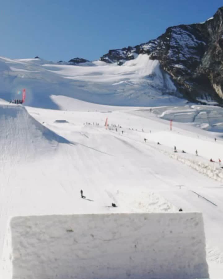 大塚健のインスタグラム：「The best of times in @saasfee at @thestompinggroundspark 🔥 so stoked for this winter and all the fun to be had!   🎥📸: @colepates」