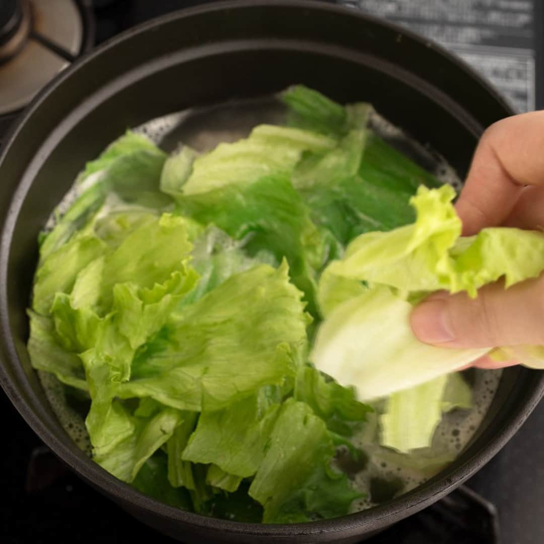 おうちごはん編集部さんのインスタグラム写真 - (おうちごはん編集部Instagram)「【レタスの鶏肉団子スープ】#レシピ あり▼  スープがおいしい季節となってきましたね🥣 今回ご紹介するのは、レタスをたっぷりと使ったボリューム満点の鶏団子スープ☝ 鶏ガラスープの素と塩べースのスープの味わいが染み込んだ、絶妙な味付けの鶏団子と、シャキシャキ食感が楽しめるレタスが衝撃的なおいしさ‼ 気付かないうちにぺろりと完食してしまうかも（笑）😋  --------👇レシピ👇---------  レタスの鶏肉団子スープ  ▼材料（2人分）  ・鶏ももひき肉……140g ・玉ねぎ……1/4個 ・レタス……3～4枚（正味150g） ・片栗粉……大さじ1と1/2 ・醤油……小さじ2  【A】 ・水……600ml ・みりん……大さじ1 ・鶏がらスープの素……大さじ1 ・塩……小さじ1/2  ・粗びき黒胡椒……適量  ▼作り方  1. 玉ねぎはみじん切りする。ボウルに鶏ひき肉、玉ねぎ、片栗粉、醤油を入れてしっかり練り混ぜて団子状に丸める。  2. 鍋にAを入れて火にかけ、沸いてきたら弱火にし、1を加えて中火にして煮る。  3. 鶏団子が浮いてきたら、一口大にちぎったレタスを加える。  4. ひと煮たちしたら火を止め、黒胡椒を振って完成。  photo by @moaiskitchen  🔽「レタスの鶏肉団子スープ」のレシピは、おうちごはんの記事でもご紹介しています！ https://ouchi-gohan.jp/3628/  ------------------ ◆このレシピを作ってみたいと思った方は「保存📄」を、おいしそうと思った方はぜひ「いいね♥」してね😚  ◆ #おうちごはんLover を付けて投稿するとおうちごはんの記事やこのアカウント、おうちごはん発信のトレンドリリースなどでご紹介させていただくことがございます。スタッフが毎日楽しくチェックしています♪  ［staff : まい姉］ ------------------  #おうちごはんlover #おうちごはんラバー #ouchigohanlover #ouchigohan  #あしたのおうちごはん #おうちごはん #recipe #レシピ #soup #スープ #スープレシピ #レタス #鶏肉 #鶏団子 #簡単レシピ #副菜 #献立 #自炊 #晩御飯 #極上スープ #肉団子 #時短レシピ #夜ごはん #ヘルシー」10月15日 19時00分 - ouchigohan.jp