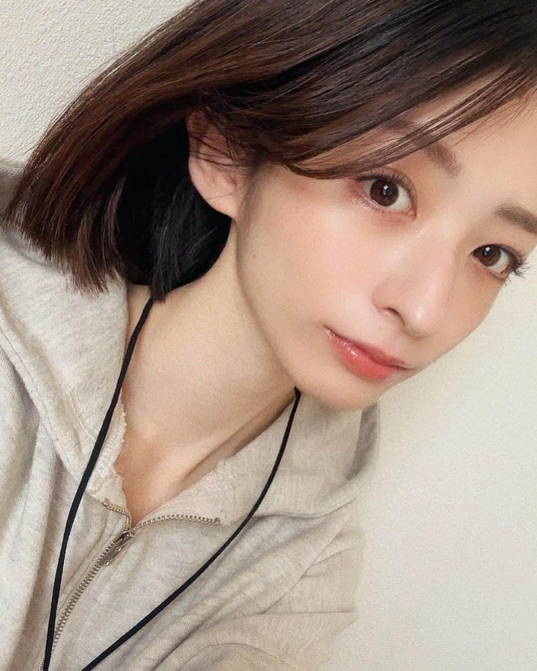 山田みみのインスタグラム：「. ⁡ セルフで人生初まつパ👀✨ ⁡ ⁡ 片目は説明書読みながら悪戦苦闘したけど 流れが掴めればもう片目はスイスイ出来た◎ ⁡ ⁡ 左のカールが2回やっても付かなくて相談したところ 稀にカールがかかりにくい場合があるとのこと…！ ⁡ その場合は代替え品のチューブの液を 送る対応をしていただけるそうです ⁡ チューブの方を使ったら 一発でくるくるまつ毛になりました👏🏻 ⁡ ⁡ 1回で綺麗にくるっとした右目は 1ヶ月近く経つけどまだ全然くるくる ⁡ 液もまだまだ残ってるから繰り返し使えて良きです◎ ⁡ ⁡ 私の頑固な下向きまつ毛でもしっかり上がってくれて なによりメイクが楽！ビューラーいらず！最高…！ ⁡ ⁡ ⁡ ⁡ ⁡ ⁡ ⁡ ✔️bekkiss くるくる本舗 セルフまつげパーマキット ⁡ カールクリーム単体は Bekkissサイト、Qoo10のみ購入可能 ⁡ ⁡ 全商品5%OFFクーポン【BeBe2】 9月1日～10月31日 ⁡ ※公式サイトのみ使用可 （楽天、アマゾン、Qoo10使用不可) ⁡ #PR @_bekkiss_eyelashperm_beauty #女の子ママ #ママスタグラム #Bekkiss #まつげパーマ #まつぱ #セルフまつげパーマ」