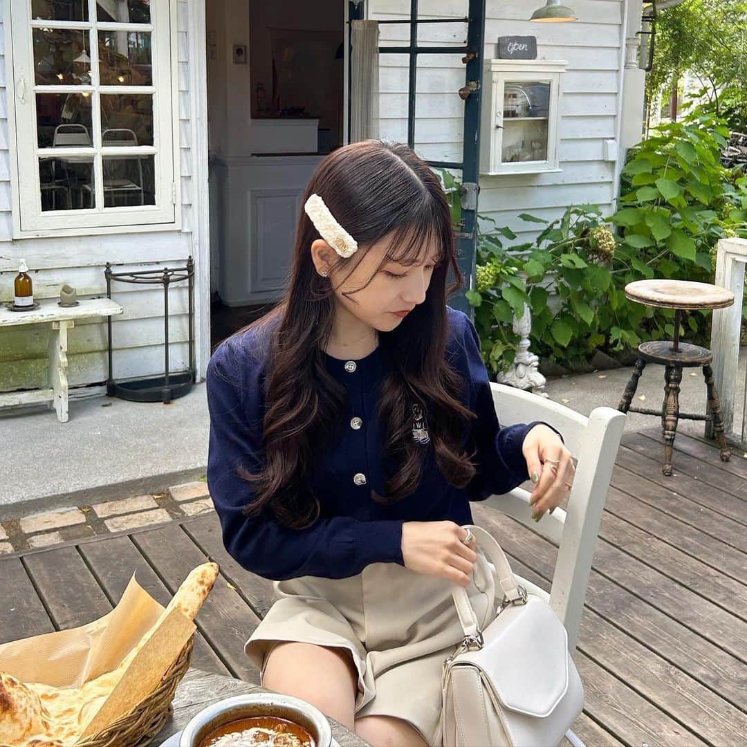 あみさんのインスタグラム写真 - (あみInstagram)「︴𝑘𝑎𝑟𝑢𝑖𝑧𝑎𝑤𝑎 𝑡𝑟𝑖𝑝 ,   軽井沢1日目~ 🧺🍂 くまちゃんの刺繍入ったお気に入りカーディガンで 韓国っぽいコーデにしてみた🇰🇷♡  @rili.shopping のヘアクリップもお気に入りなの .’.’  初日は着いてすぐランチ食べにサジロカフェに💭 本当に美味しかったし雰囲気が良すぎる😮‍💨🤍  . . . #秋コーデ #秋服 #低身長コーデ #カーディガン #shein #mystic #heather #rili #韓国コーデ #軽井沢 #軽井沢旅行 #軽井沢カフェ #軽井沢ランチ #sajirocafe #sajirocafeforest #サジロカフェ」10月15日 19時01分 - ami___nmo
