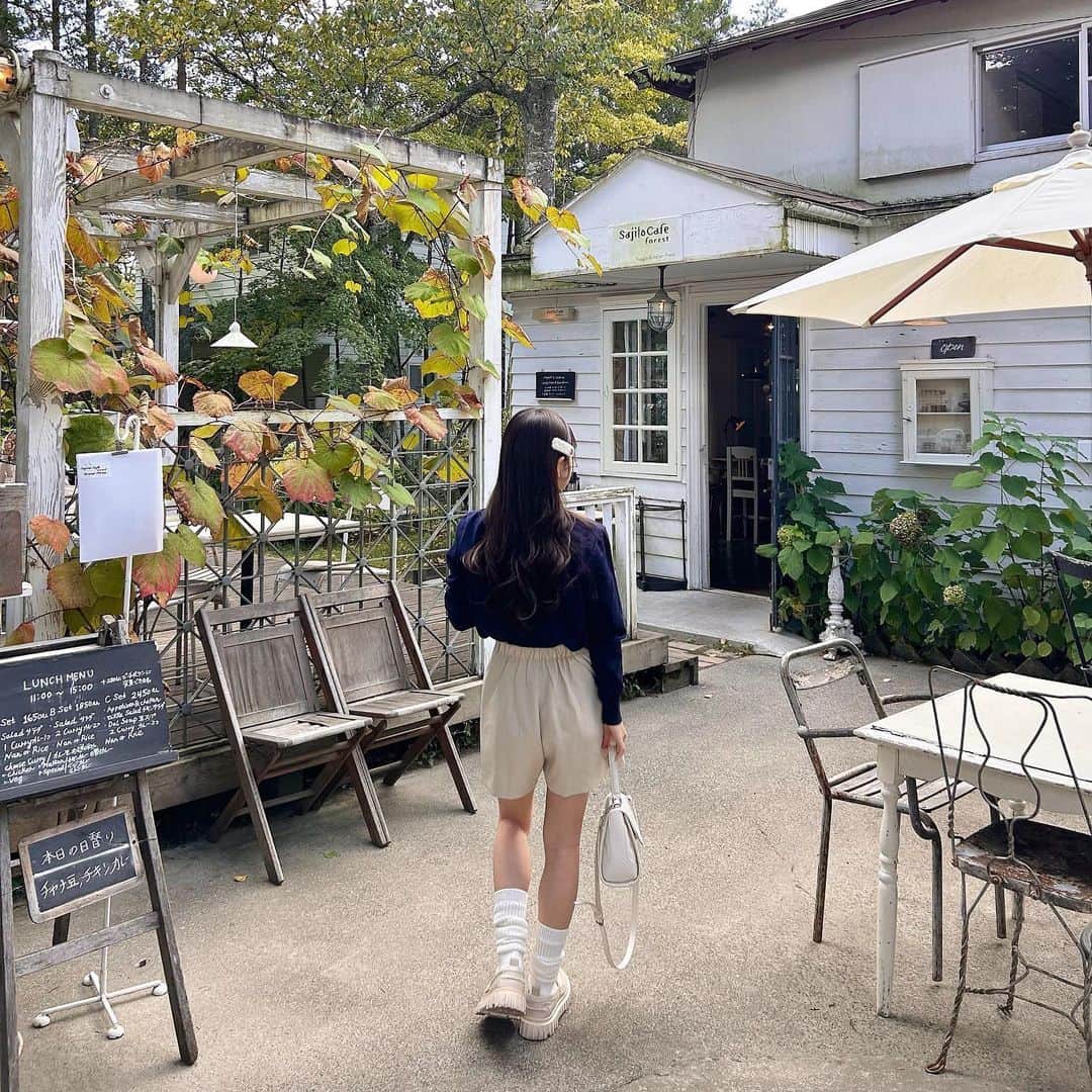 あみさんのインスタグラム写真 - (あみInstagram)「︴𝑘𝑎𝑟𝑢𝑖𝑧𝑎𝑤𝑎 𝑡𝑟𝑖𝑝 ,   軽井沢1日目~ 🧺🍂 くまちゃんの刺繍入ったお気に入りカーディガンで 韓国っぽいコーデにしてみた🇰🇷♡  @rili.shopping のヘアクリップもお気に入りなの .’.’  初日は着いてすぐランチ食べにサジロカフェに💭 本当に美味しかったし雰囲気が良すぎる😮‍💨🤍  . . . #秋コーデ #秋服 #低身長コーデ #カーディガン #shein #mystic #heather #rili #韓国コーデ #軽井沢 #軽井沢旅行 #軽井沢カフェ #軽井沢ランチ #sajirocafe #sajirocafeforest #サジロカフェ」10月15日 19時01分 - ami___nmo