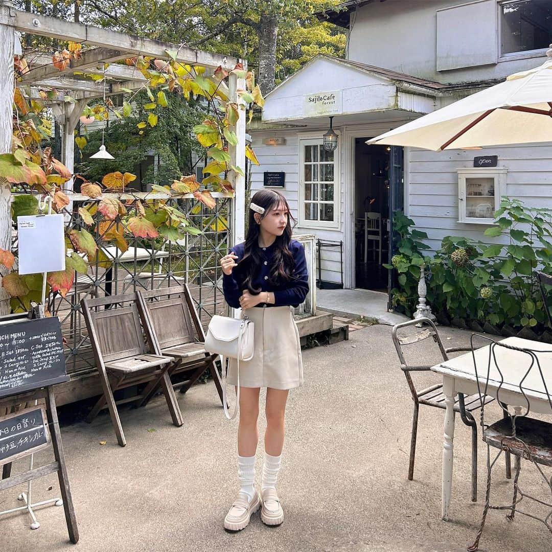 あみさんのインスタグラム写真 - (あみInstagram)「︴𝑘𝑎𝑟𝑢𝑖𝑧𝑎𝑤𝑎 𝑡𝑟𝑖𝑝 ,   軽井沢1日目~ 🧺🍂 くまちゃんの刺繍入ったお気に入りカーディガンで 韓国っぽいコーデにしてみた🇰🇷♡  @rili.shopping のヘアクリップもお気に入りなの .’.’  初日は着いてすぐランチ食べにサジロカフェに💭 本当に美味しかったし雰囲気が良すぎる😮‍💨🤍  . . . #秋コーデ #秋服 #低身長コーデ #カーディガン #shein #mystic #heather #rili #韓国コーデ #軽井沢 #軽井沢旅行 #軽井沢カフェ #軽井沢ランチ #sajirocafe #sajirocafeforest #サジロカフェ」10月15日 19時01分 - ami___nmo