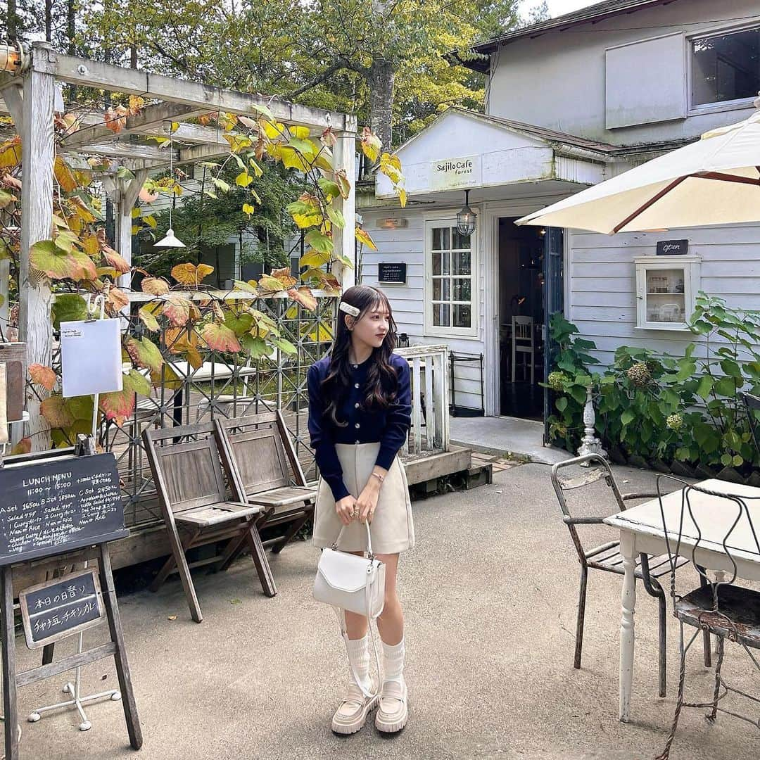 あみさんのインスタグラム写真 - (あみInstagram)「︴𝑘𝑎𝑟𝑢𝑖𝑧𝑎𝑤𝑎 𝑡𝑟𝑖𝑝 ,   軽井沢1日目~ 🧺🍂 くまちゃんの刺繍入ったお気に入りカーディガンで 韓国っぽいコーデにしてみた🇰🇷♡  @rili.shopping のヘアクリップもお気に入りなの .’.’  初日は着いてすぐランチ食べにサジロカフェに💭 本当に美味しかったし雰囲気が良すぎる😮‍💨🤍  . . . #秋コーデ #秋服 #低身長コーデ #カーディガン #shein #mystic #heather #rili #韓国コーデ #軽井沢 #軽井沢旅行 #軽井沢カフェ #軽井沢ランチ #sajirocafe #sajirocafeforest #サジロカフェ」10月15日 19時01分 - ami___nmo