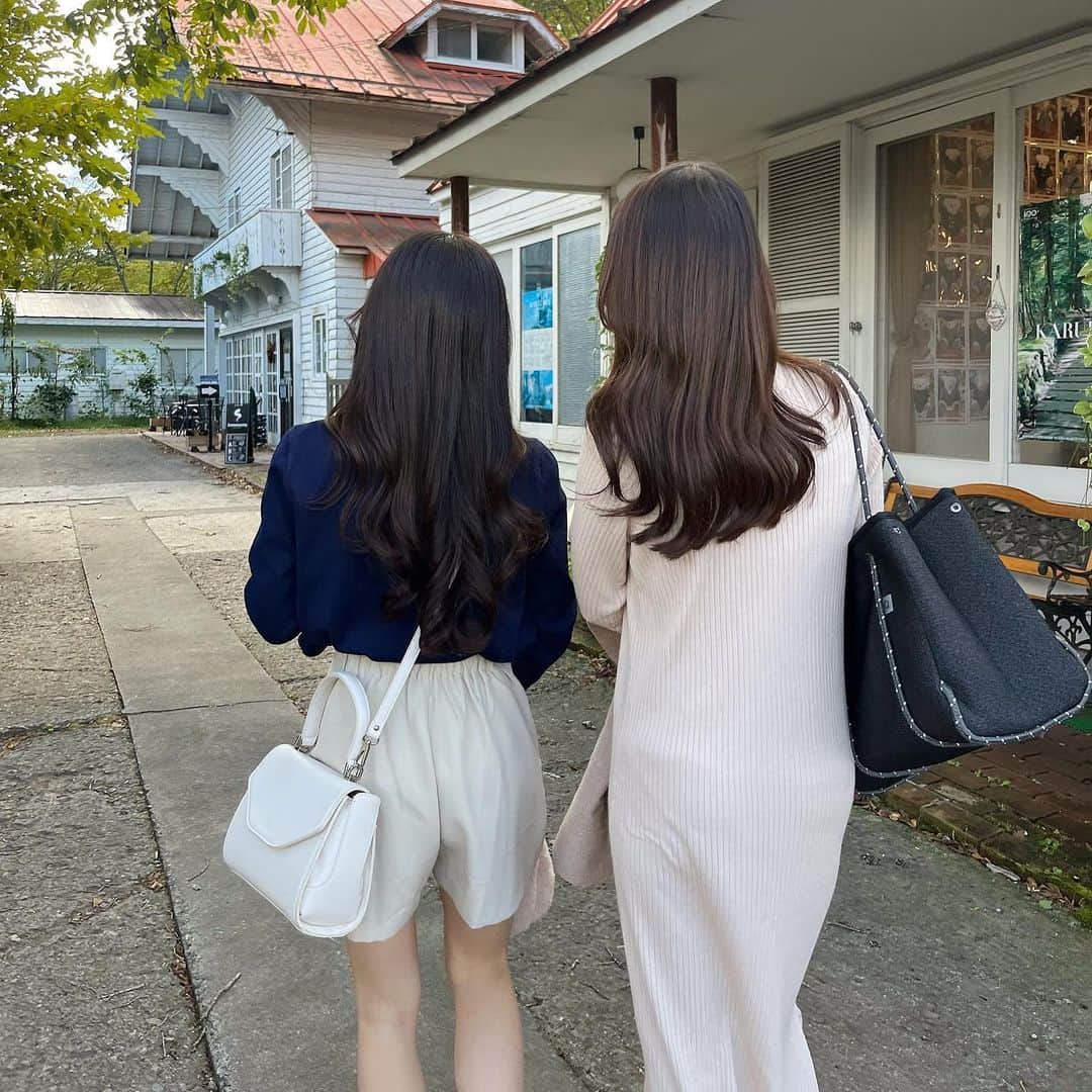あみさんのインスタグラム写真 - (あみInstagram)「︴𝑘𝑎𝑟𝑢𝑖𝑧𝑎𝑤𝑎 𝑡𝑟𝑖𝑝 ,   軽井沢1日目~ 🧺🍂 くまちゃんの刺繍入ったお気に入りカーディガンで 韓国っぽいコーデにしてみた🇰🇷♡  @rili.shopping のヘアクリップもお気に入りなの .’.’  初日は着いてすぐランチ食べにサジロカフェに💭 本当に美味しかったし雰囲気が良すぎる😮‍💨🤍  . . . #秋コーデ #秋服 #低身長コーデ #カーディガン #shein #mystic #heather #rili #韓国コーデ #軽井沢 #軽井沢旅行 #軽井沢カフェ #軽井沢ランチ #sajirocafe #sajirocafeforest #サジロカフェ」10月15日 19時01分 - ami___nmo