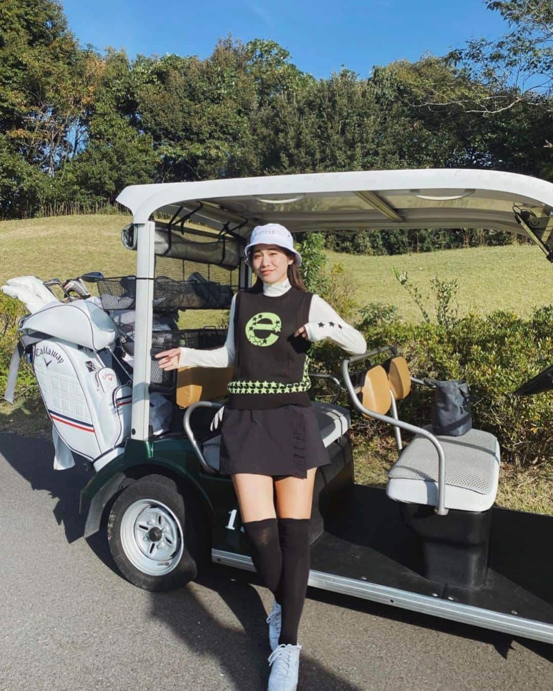 藤森マリナさんのインスタグラム写真 - (藤森マリナInstagram)「estroso CUP⛳️ @estroso_official  ⠀ ⠀ ⠀ 総勢150名規模のコンペ！ 全員どこかに#estroso のアイテムを身につけていて シルエットも生地もいいので 男性も女性もみんな超お洒落でした⭐️ ⠀ ⠀ ⠀ 景品はカートバッグかダウンベスト狙いだったけど 色違いのニーハイソックスをGet🙌🏻 新作のシューズがめちゃくちゃ可愛いかった👟😍❣️ ⠀ ⠀ ⠀ ちなみに言わなくても分かると思うけど 全身estrosoコーデだよ⭐️ バケハ、ハイネック、ベスト、 キュロット、ニーハイソックス この感じ超可愛いー！☺️⭐️✨ バケハは黒も持ってて まじでヘビロテしている！ かたちがとっても完璧🩷 ⠀ ⠀ ⠀ 同じ組の皆さん優しくて 関係者の方もすごくいい方々で 素敵なコンペでした⛳️✨ ご招待頂きありがとうございました🩷🩷 ⠀ ⠀ ⠀ (スコアいくらだったと思う🏌️‍♀️❓)  ⠀ ⠀ ⠀  ⠀ ⠀ ⠀  #estrosocup#ゴルフコンペ#まりなはんのゴルフ記録  #エストロッソ#ゴルフ女子#ゴルフウェア#ゴルフコーデ#和歌山ゴルフ#ラグレースゴルフ倶楽部#バケハコーデ#ニーハイソックス#ニットベスト#ゴルフスイング動画#ゴルフ好きな人と繋がりたい#golfgirl#golfwear#golfoutfit#japangolf#골프#골프스타그램#골프웨어#골프여자」10月15日 19時01分 - maaarina0806