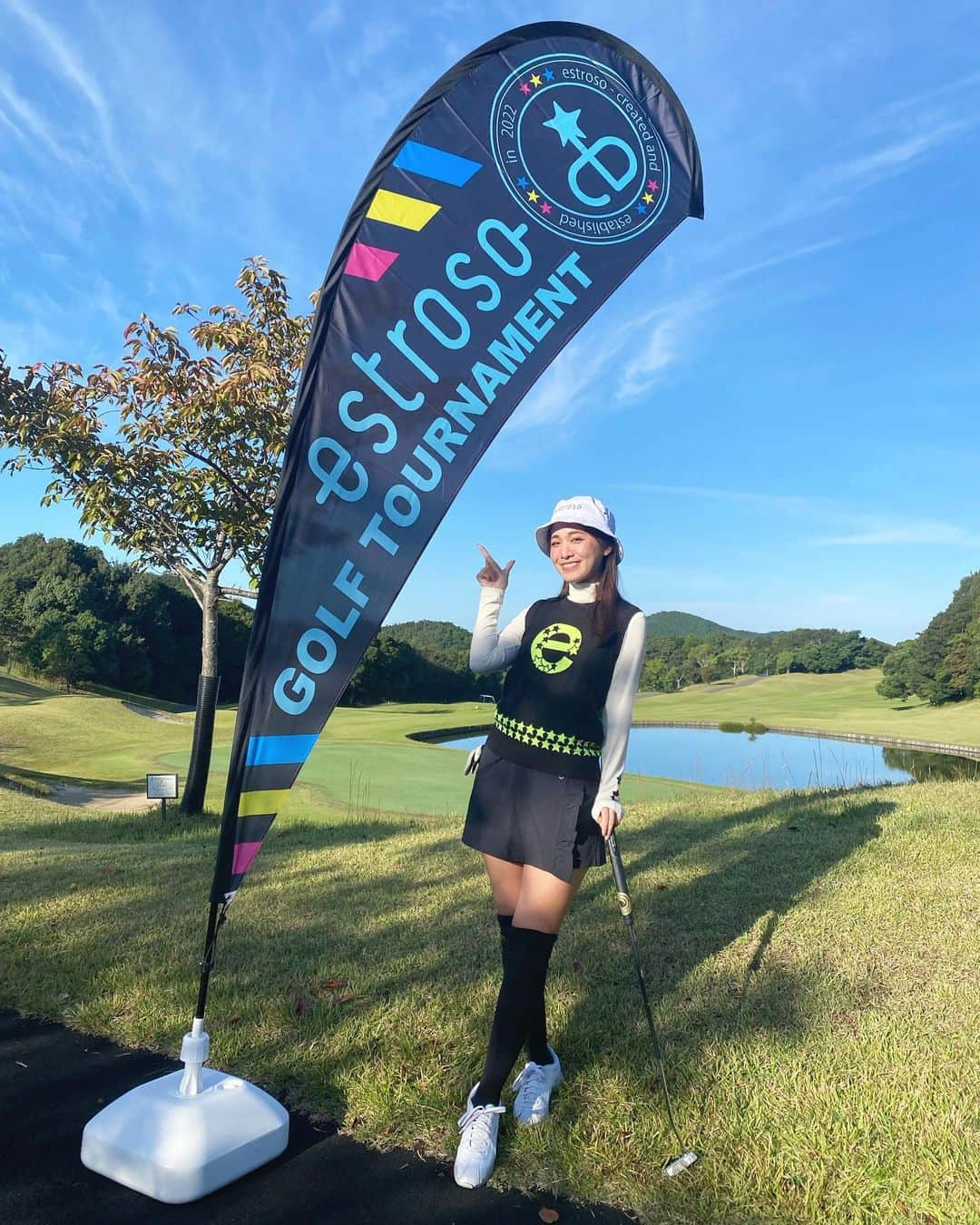 藤森マリナさんのインスタグラム写真 - (藤森マリナInstagram)「estroso CUP⛳️ @estroso_official  ⠀ ⠀ ⠀ 総勢150名規模のコンペ！ 全員どこかに#estroso のアイテムを身につけていて シルエットも生地もいいので 男性も女性もみんな超お洒落でした⭐️ ⠀ ⠀ ⠀ 景品はカートバッグかダウンベスト狙いだったけど 色違いのニーハイソックスをGet🙌🏻 新作のシューズがめちゃくちゃ可愛いかった👟😍❣️ ⠀ ⠀ ⠀ ちなみに言わなくても分かると思うけど 全身estrosoコーデだよ⭐️ バケハ、ハイネック、ベスト、 キュロット、ニーハイソックス この感じ超可愛いー！☺️⭐️✨ バケハは黒も持ってて まじでヘビロテしている！ かたちがとっても完璧🩷 ⠀ ⠀ ⠀ 同じ組の皆さん優しくて 関係者の方もすごくいい方々で 素敵なコンペでした⛳️✨ ご招待頂きありがとうございました🩷🩷 ⠀ ⠀ ⠀ (スコアいくらだったと思う🏌️‍♀️❓)  ⠀ ⠀ ⠀  ⠀ ⠀ ⠀  #estrosocup#ゴルフコンペ#まりなはんのゴルフ記録  #エストロッソ#ゴルフ女子#ゴルフウェア#ゴルフコーデ#和歌山ゴルフ#ラグレースゴルフ倶楽部#バケハコーデ#ニーハイソックス#ニットベスト#ゴルフスイング動画#ゴルフ好きな人と繋がりたい#golfgirl#golfwear#golfoutfit#japangolf#골프#골프스타그램#골프웨어#골프여자」10月15日 19時01分 - maaarina0806