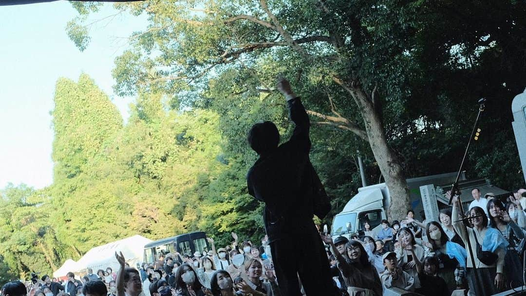 上野大樹さんのインスタグラム写真 - (上野大樹Instagram)「琴崎八幡宮 秋季大祭  光栄なステージに呼んで頂きありがとうございました。 そしておめでとうございます。 僕のステージになるとこれはフェス？というくらい沢山の方が集まって頂き、声を届けてくれてとても気持ち良かったです。 素晴らしい日でした。 また会いましょう。」10月15日 19時03分 - uenodaiki_