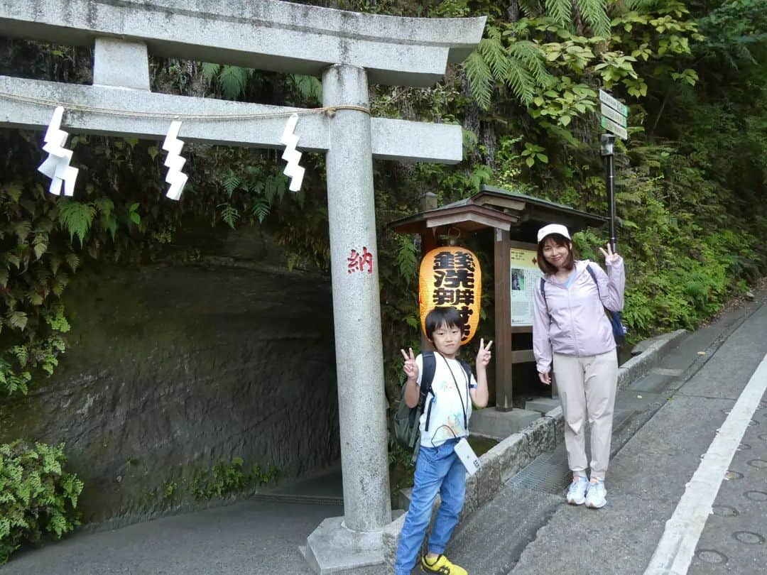 清野紗耶香のインスタグラム：「葛原岡神社のこもれび広場にてお昼休憩をとったあとは 途中コースから少し外れて #銭洗弁財天宇賀福神社 にお参りに🙏 お金を洗うと、倍になって返ってくるという…！ 金運アップを願ってお金を清めて参りました〜！ お札を洗うって何だかドキドキしません？やさ〜しく、やさ〜しく清水で綺麗にしましたよ  こーたは#水おみくじ を3年くらい前に長谷寺でやったのを覚えていて、やりたい！と。結果は大吉💮  pic1⏩#銭洗弁天 観光客でとても混んでいたのに誰一人としていないように映った奇跡の一枚。笑  pic3⏩今回もこーたはヤマレコアプリを見て現在地や標高、時間などを見る係←と勝手にこーたがやりたがっただけ  pic4〜⏩銭洗弁天の所の急勾配。私の顔が…😂  pic7⏩足元にどでかいミミズがいた！ 自然は虫も規格外の大きさだね〜💦  #鎌倉ハイキング #葛原岡神社 #葛原岡大仏ハイキングコース #鎌倉 #kamakura #ハイキング初心者 #ハイキング #鎌倉散歩 #プチ登山  #まめちょびん #8歳 #小学3年生 #小学生ママ #男の子ママ #ママリ#コドモダカラ」