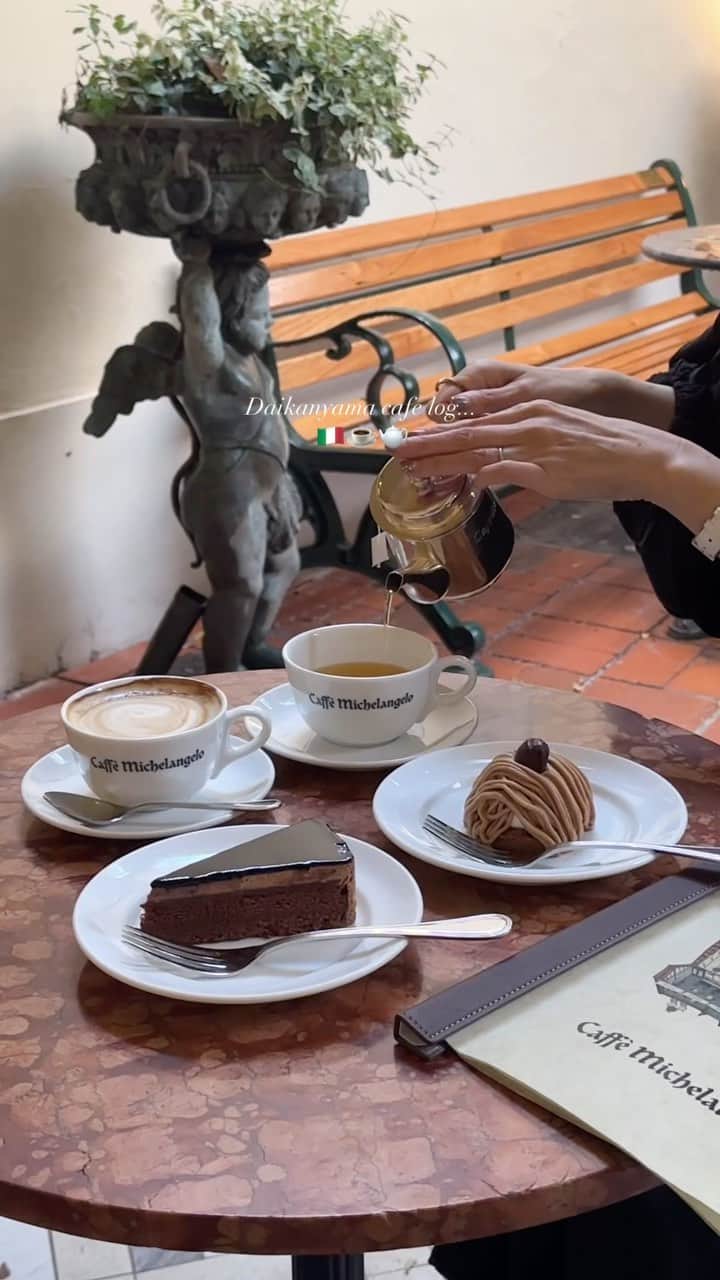 mimisomiのインスタグラム：「【代官山カフェ】ヨーロッパ風テラスがかわいい🫶🏻 #cafemichelangelo   📍 @cafe_michelangelo   久しぶりに訪れたよ🇮🇹🤍 15:00からは、ドルチェタイム！  お好きなケーキ&ドリンクで 雨上がりの秋晴れの中、テラスカフェしました🫶🏻  ドルチェセット 1500円 ・モンブラン ・チョコレートケーキ ・カフェラテ ・ハーブティー  #mimiカフェ代官山  #代官山カフェ #代官山ランチ #代官山グルメ #代官山 #渋谷 #渋谷カフェ #渋谷グルメ #テラスカフェ #カフェミケランジェロ」