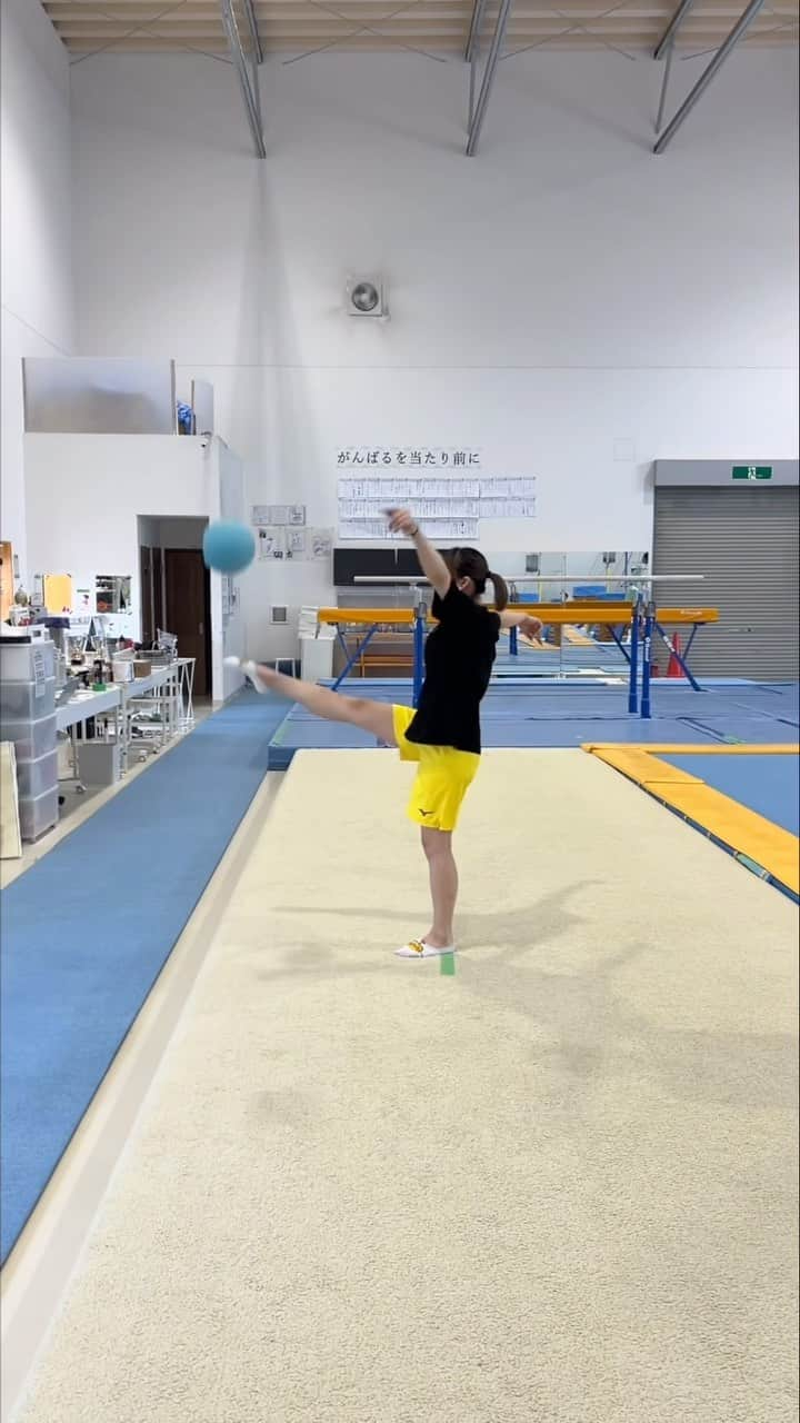 平岩優奈のインスタグラム：「リフティング対決wwww #平岩優奈 #シダックス  #gymnast#gymnatics   #soccer  #ボールは操れない」