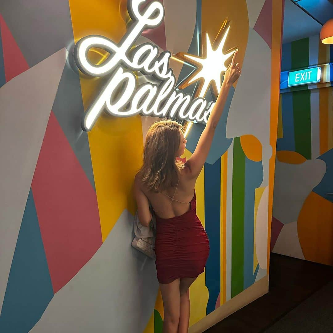 市原彩花さんのインスタグラム写真 - (市原彩花Instagram)「Las Palmas Rooftop Bar🍸 @laspalmasbarsg   ノベナのお洒落バー🍸🌃 Courtyard by Marriottのバーがリニューアルしてた🥰 室内のテーブルとか椅子も可愛いの😚 平日17時、土日15時からやってるから明るい時間に行っても映えそう💝  泊まらなくてもミニマム$200で4人でカバナ借りてプールも入れるみたい🪸  #rooftopbar#laspalmasrooftopbar#courtyardbymarriott#marriott#marriothotel#シンガポールホテル#sgbars#bar#singapore#シンガポール#singapura#海外生活#海外旅行#海外移住#シンガポール生活#シンガポール在住#シンガポール観光#singaporetravel#singaporetrip #あーちゃんシンガポール」10月15日 19時04分 - ayaka_ichihara