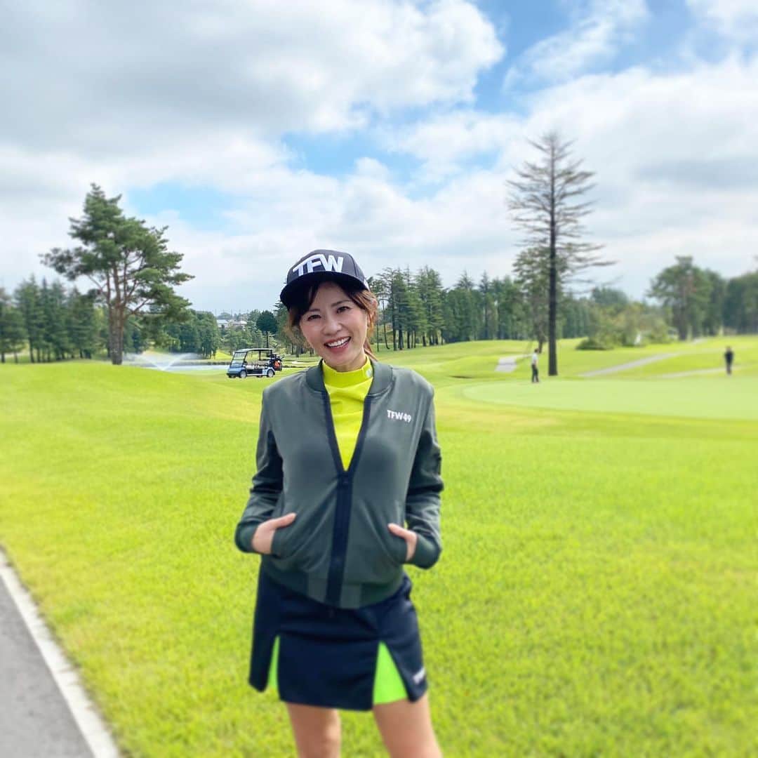 岩崎静羅のインスタグラム：「☺︎ 秋冬のウェアがとにかく早く着たい！！ 気温差ありすぎて むずかしくない？？  #ゴルフ女子 #スポーツの秋 #ゴルフウェア #ゴルフ #golf」