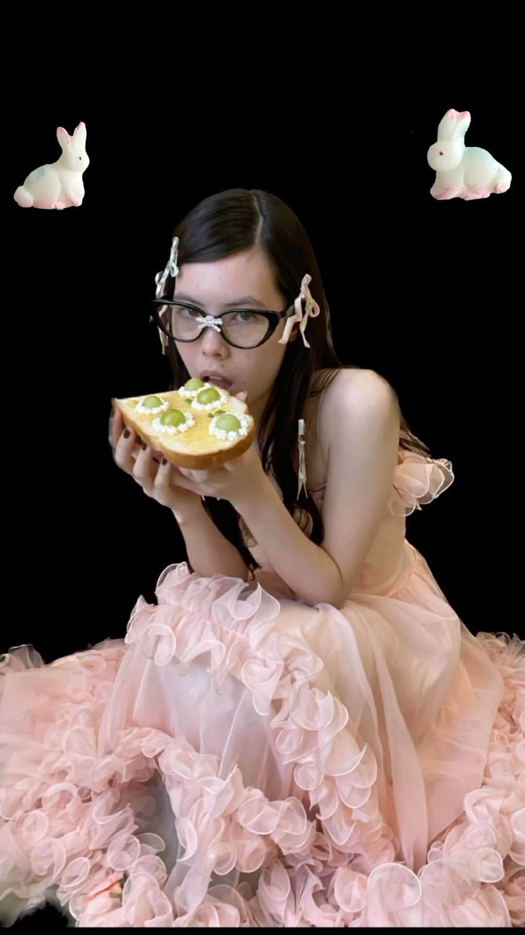 小藪奈央のインスタグラム：「“SUGARLESS” pop upのお知らせです🎀 アートトーストが人気のHigashi Chinatsuさんとカフェ&ヴィンテージのpop upをしますよ。 コラボで作ったヘアピンや、イヤリングの他アメリカで買い付けてまだキープしているとっておきのヴィンテージのお洋服や雑貨も出します🐇 ヴィンテージは予約無しでご覧頂けますが、トーストカフェは予約が必要になります。  ———--info————-  Nao Koyabu  x Chinatsu Higashi  【art toast cafe & vintage shop 】 　 日時:11/3（金祝）11/4（土） 11:00-19:00  場所: ギャラリーAL（2F） 東京都渋谷区恵比寿南3-7-17  ドリーミーなトーストカフェ＆ヴィンテージショップが２日間限定オープンします。 フルーツを乗せたリボンやお花のアートトースト、 #ちなトー　を実際に食べてみませんか？　サーブされるお皿はcuriosセレクトのヴィンテージ食器で。トーストでお茶をしながらヴィンテージのお洋服や食器をゆっくりご覧ください。  またnu  uniform ×Chinatsu Higashiのコラボアクササリー、シュガーを模した「SUGARLESS 」より新作のリボンアクセサリーを販売します。  ※トーストカフェは定員予約制です。 予約申し込みスタート →10/19水、21:00〜   @chinatsu_higashiのオンラインストアより ご予約を受け付けます。 （詳細はこの後の @chinatsu_higashiのpostを参照ください）  Styled by me  Toast by @chinatsu_higashi  Hair and make up @moehikida  Model @mayomayocherryontop @mama_agency_」