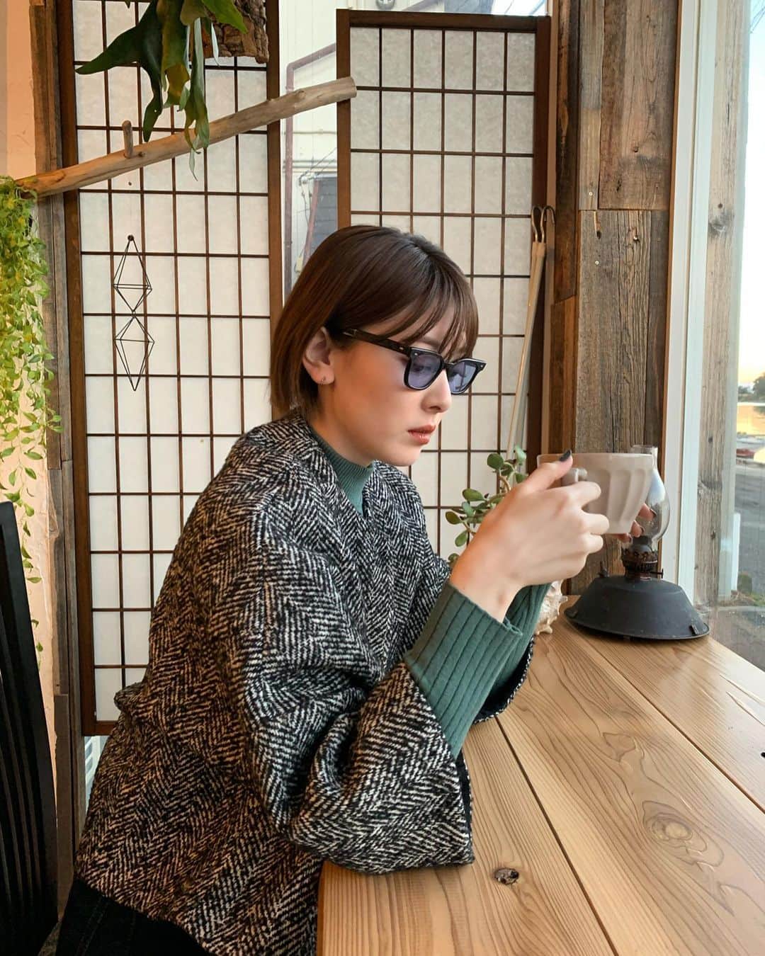 のインスタグラム：「⁡ 映画を観てくださった方なら分かる、オフショット☕️🕶️ 髪、短いなぁ〜〜 #LONESOMEVACATION」