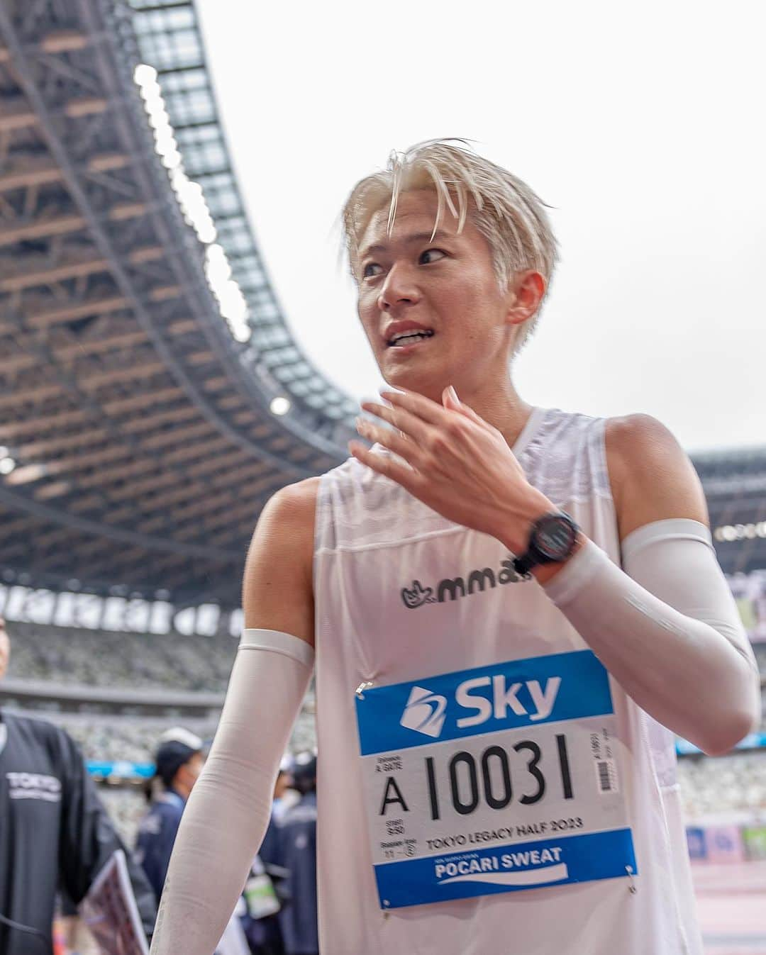 三津家貴也さんのインスタグラム写真 - (三津家貴也Instagram)「. 東京レガシーハーフマラソン PRサポーターとして走らせていただきました！！ 1時間11分50秒(ネット1時間11分45秒) 去年のタイムを目標にしていたので満足のいく走りができました！ 雨の中でしたが最高に楽しかったです！！ たくさんの応援ほんとありがとうございました。 全てに反応することができず悲しい思いをされた方もいたかと思いますが申し訳ありませんでした。 全て聞こえていて僕の走る力になりました。 感謝の気持ちでいっぱいです。  観てる人に楽しんでもらうこと 自分のベストの走りをすること  どちらもできるよう引き続き頑張っていきます！ 来年もまたみんなで一緒に東京レガシーハーフマラソンを走りましょー☺️☝️ Photo by @reiji_0819  #東京レガシーハーフマラソン2023 #東京レガシーハーフマラソン #ASICS #アシックス #メタスピードスカイプラス #ハーフマラソン  #TokyoRunning #Marathon #runhappy #running  #PRサポーター #Tokyolegacyhalfmarathon #TLH」10月15日 19時09分 - takaya_mitsuka