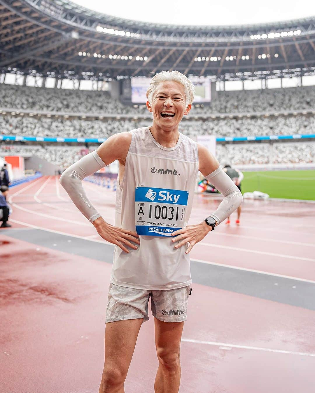 三津家貴也さんのインスタグラム写真 - (三津家貴也Instagram)「. 東京レガシーハーフマラソン PRサポーターとして走らせていただきました！！ 1時間11分50秒(ネット1時間11分45秒) 去年のタイムを目標にしていたので満足のいく走りができました！ 雨の中でしたが最高に楽しかったです！！ たくさんの応援ほんとありがとうございました。 全てに反応することができず悲しい思いをされた方もいたかと思いますが申し訳ありませんでした。 全て聞こえていて僕の走る力になりました。 感謝の気持ちでいっぱいです。  観てる人に楽しんでもらうこと 自分のベストの走りをすること  どちらもできるよう引き続き頑張っていきます！ 来年もまたみんなで一緒に東京レガシーハーフマラソンを走りましょー☺️☝️ Photo by @reiji_0819  #東京レガシーハーフマラソン2023 #東京レガシーハーフマラソン #ASICS #アシックス #メタスピードスカイプラス #ハーフマラソン  #TokyoRunning #Marathon #runhappy #running  #PRサポーター #Tokyolegacyhalfmarathon #TLH」10月15日 19時09分 - takaya_mitsuka