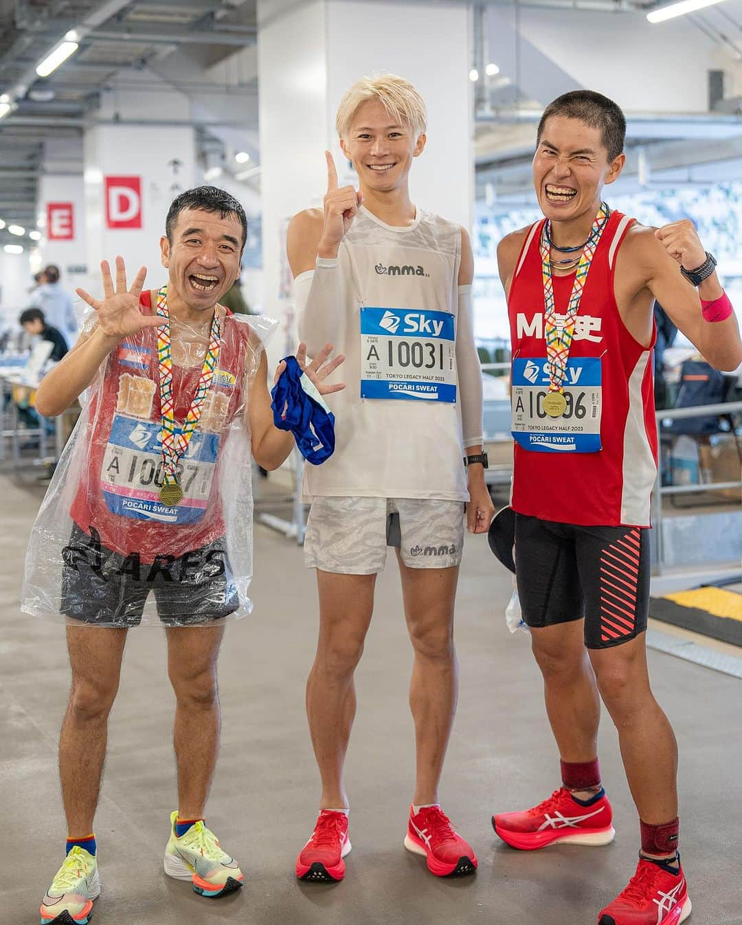 三津家貴也さんのインスタグラム写真 - (三津家貴也Instagram)「. 東京レガシーハーフマラソン PRサポーターとして走らせていただきました！！ 1時間11分50秒(ネット1時間11分45秒) 去年のタイムを目標にしていたので満足のいく走りができました！ 雨の中でしたが最高に楽しかったです！！ たくさんの応援ほんとありがとうございました。 全てに反応することができず悲しい思いをされた方もいたかと思いますが申し訳ありませんでした。 全て聞こえていて僕の走る力になりました。 感謝の気持ちでいっぱいです。  観てる人に楽しんでもらうこと 自分のベストの走りをすること  どちらもできるよう引き続き頑張っていきます！ 来年もまたみんなで一緒に東京レガシーハーフマラソンを走りましょー☺️☝️ Photo by @reiji_0819  #東京レガシーハーフマラソン2023 #東京レガシーハーフマラソン #ASICS #アシックス #メタスピードスカイプラス #ハーフマラソン  #TokyoRunning #Marathon #runhappy #running  #PRサポーター #Tokyolegacyhalfmarathon #TLH」10月15日 19時09分 - takaya_mitsuka