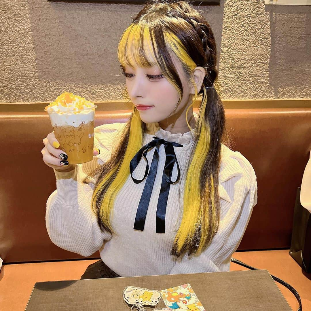 りこぴんさんのインスタグラム写真 - (りこぴんInstagram)「PRONT × PIKACHU 💛  コラボカフェいってきました⚡️❤️  .  入り口のピカチュウに出会った時は、可愛すぎて、一緒に写真撮れて、めちゃ幸せすぎた💕  いっぱいたべて満喫できてよかった🎃🫶  #プロント #プロント梅田楽天地ビル店 #名探偵ピカチュウ #名探偵ピカチュウぬいぐるみ #ピカチュウ  #ピカチュウ大好き #ツインテール #ツインテールアレンジ #ツインテール女子 #ヘアアレンジ #インナーイエロー」10月15日 19時10分 - rikopingram_t