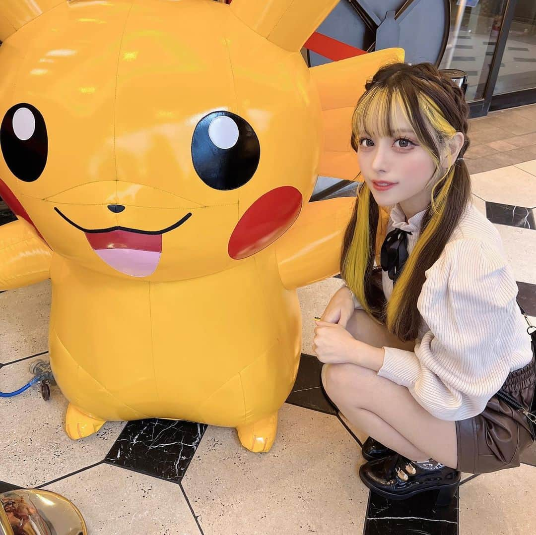 りこぴんのインスタグラム：「PRONT × PIKACHU 💛  コラボカフェいってきました⚡️❤️  .  入り口のピカチュウに出会った時は、可愛すぎて、一緒に写真撮れて、めちゃ幸せすぎた💕  いっぱいたべて満喫できてよかった🎃🫶  #プロント #プロント梅田楽天地ビル店 #名探偵ピカチュウ #名探偵ピカチュウぬいぐるみ #ピカチュウ  #ピカチュウ大好き #ツインテール #ツインテールアレンジ #ツインテール女子 #ヘアアレンジ #インナーイエロー」