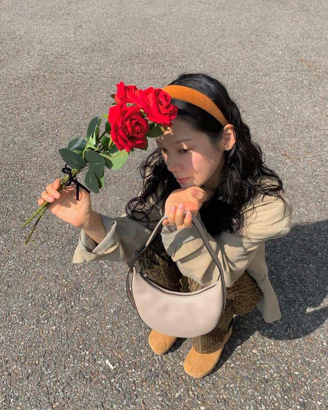 solsolのインスタグラム：「#광고 🌹프렌치 시크 무드 룩으로 입어본 날👜 프랑스 럭셔리 브랜드 롱샴의 아이코닉한 로조라인이 호보백으로 새롭게 출시되었어요 ₊*｡⁺✩🌙 클래식한 하프-문 쉐잎에 클레이 컬러라서 어디에나 잘 어울리고 시크하면서 트렌디하게 연출할 수 있답니다🩶 #Longchamp #롱샴 #롱샴로조 #LongchampPoseau」