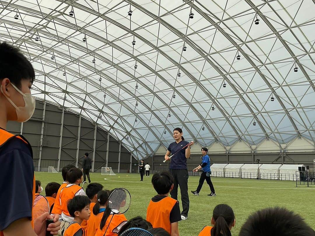 髙橋礼華さんのインスタグラム写真 - (髙橋礼華Instagram)「. . 10/14.15と福島県、宮城県に行ってきました！！ まず、14日は福島県にあるJヴィレッジというサッカーの施設でのイベントに参加させてもらいました！！ . . 豪華なアスリートの方々と一緒のイベントですごく刺激をもらえました⚽️🏈🏃🏻🏸 . . 外ではキッチンカーが出たり、スポーツイベントの後は和太鼓、フラダンス、そしてCHEMISTRYさんの LIVEまで、、🩷 . . とても素敵なイベントとなりました✨ . . . 15日は朝から富谷市で日本PTA東北ブロック研究大会 主催のイベントに参加させていただきました！ 約1000人の方々の前でのお話はすごく緊張しました、、🥹 でもこんな機会もなかなかないので伝えれることは伝えようと思いお話させていただきました！ 司会がいつもミヤテレスタジアムでお世話になっている福盛田さんだったのでリラックスできました😌 . . そして夕方からはミヤテレスタジアム！！ 今日はドッジボールの大会で全国大会を目指す小学生が日本代表に教えてもらい相手をしてもらうという映像をみて小学生なのにこのボール取れるの😳？とびっくりしました！ 是非、荒町フェニックスの皆さんには全国大会に行ってほしいですね☺️✊✊ . . 最近の週末は娘と離れる時間が多く寂しいですがその分平日はたくさん遊んで一緒に過ごしたいと思います👧🏻❤️ . . 関係者の皆様ありがとうございました🙇‍♀️ そしてこの週末義実家にも娘を見てもらい感謝です🥲 . . また明日からも頑張ります✊ . . .  #ふくしまPlay Stadium2023 #ふくしまプレイスタジアム #Jビレッジ #いわき #日立グループ #復興プロジェクト  #日本PTA東北ブロック研究大会 #宮城県PTA研究大会」10月15日 19時12分 - ayataka419