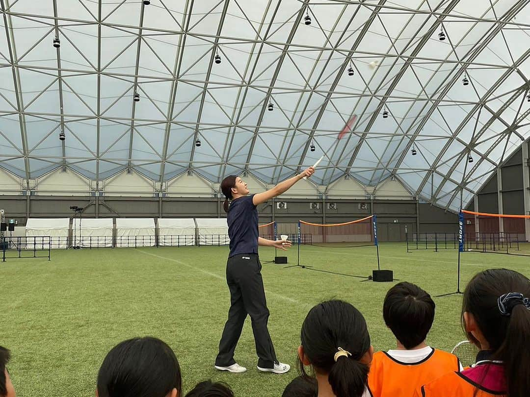 髙橋礼華さんのインスタグラム写真 - (髙橋礼華Instagram)「. . 10/14.15と福島県、宮城県に行ってきました！！ まず、14日は福島県にあるJヴィレッジというサッカーの施設でのイベントに参加させてもらいました！！ . . 豪華なアスリートの方々と一緒のイベントですごく刺激をもらえました⚽️🏈🏃🏻🏸 . . 外ではキッチンカーが出たり、スポーツイベントの後は和太鼓、フラダンス、そしてCHEMISTRYさんの LIVEまで、、🩷 . . とても素敵なイベントとなりました✨ . . . 15日は朝から富谷市で日本PTA東北ブロック研究大会 主催のイベントに参加させていただきました！ 約1000人の方々の前でのお話はすごく緊張しました、、🥹 でもこんな機会もなかなかないので伝えれることは伝えようと思いお話させていただきました！ 司会がいつもミヤテレスタジアムでお世話になっている福盛田さんだったのでリラックスできました😌 . . そして夕方からはミヤテレスタジアム！！ 今日はドッジボールの大会で全国大会を目指す小学生が日本代表に教えてもらい相手をしてもらうという映像をみて小学生なのにこのボール取れるの😳？とびっくりしました！ 是非、荒町フェニックスの皆さんには全国大会に行ってほしいですね☺️✊✊ . . 最近の週末は娘と離れる時間が多く寂しいですがその分平日はたくさん遊んで一緒に過ごしたいと思います👧🏻❤️ . . 関係者の皆様ありがとうございました🙇‍♀️ そしてこの週末義実家にも娘を見てもらい感謝です🥲 . . また明日からも頑張ります✊ . . .  #ふくしまPlay Stadium2023 #ふくしまプレイスタジアム #Jビレッジ #いわき #日立グループ #復興プロジェクト  #日本PTA東北ブロック研究大会 #宮城県PTA研究大会」10月15日 19時12分 - ayataka419