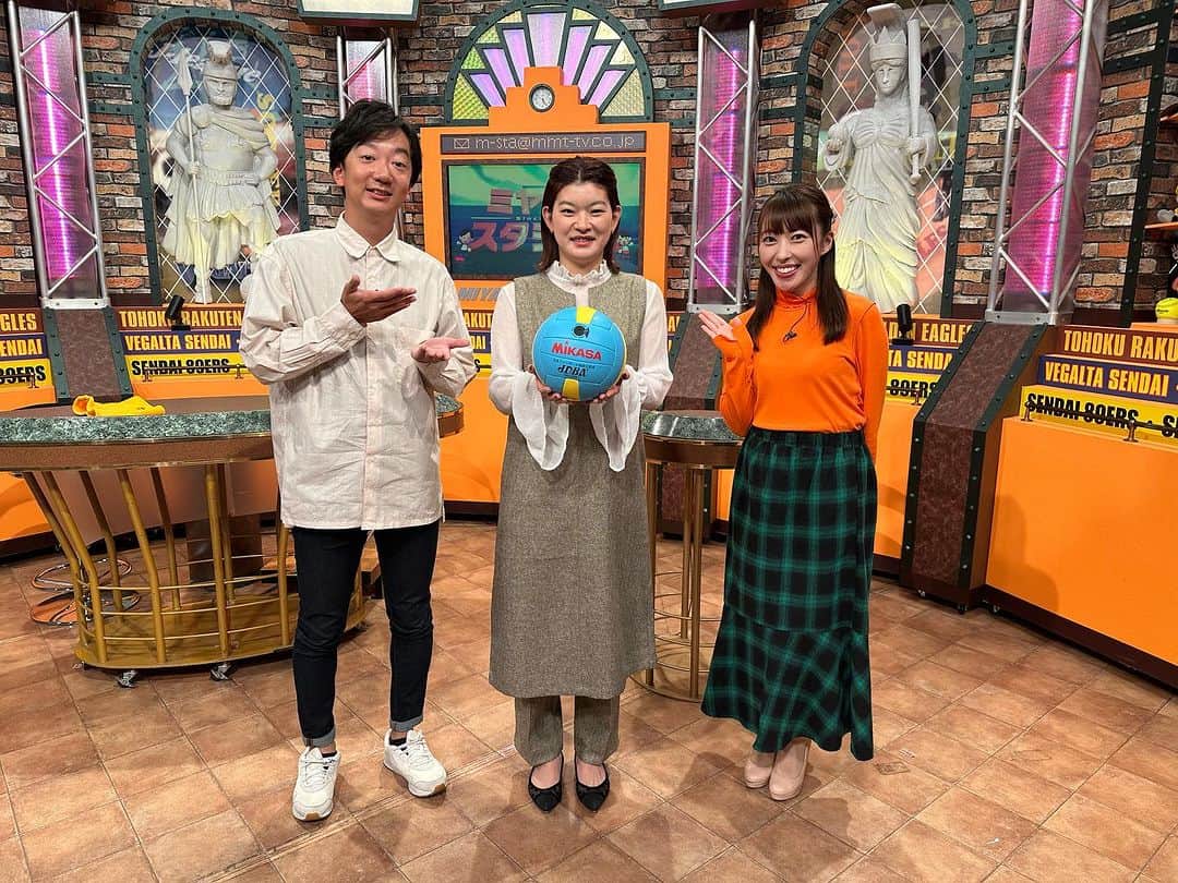髙橋礼華さんのインスタグラム写真 - (髙橋礼華Instagram)「. . 10/14.15と福島県、宮城県に行ってきました！！ まず、14日は福島県にあるJヴィレッジというサッカーの施設でのイベントに参加させてもらいました！！ . . 豪華なアスリートの方々と一緒のイベントですごく刺激をもらえました⚽️🏈🏃🏻🏸 . . 外ではキッチンカーが出たり、スポーツイベントの後は和太鼓、フラダンス、そしてCHEMISTRYさんの LIVEまで、、🩷 . . とても素敵なイベントとなりました✨ . . . 15日は朝から富谷市で日本PTA東北ブロック研究大会 主催のイベントに参加させていただきました！ 約1000人の方々の前でのお話はすごく緊張しました、、🥹 でもこんな機会もなかなかないので伝えれることは伝えようと思いお話させていただきました！ 司会がいつもミヤテレスタジアムでお世話になっている福盛田さんだったのでリラックスできました😌 . . そして夕方からはミヤテレスタジアム！！ 今日はドッジボールの大会で全国大会を目指す小学生が日本代表に教えてもらい相手をしてもらうという映像をみて小学生なのにこのボール取れるの😳？とびっくりしました！ 是非、荒町フェニックスの皆さんには全国大会に行ってほしいですね☺️✊✊ . . 最近の週末は娘と離れる時間が多く寂しいですがその分平日はたくさん遊んで一緒に過ごしたいと思います👧🏻❤️ . . 関係者の皆様ありがとうございました🙇‍♀️ そしてこの週末義実家にも娘を見てもらい感謝です🥲 . . また明日からも頑張ります✊ . . .  #ふくしまPlay Stadium2023 #ふくしまプレイスタジアム #Jビレッジ #いわき #日立グループ #復興プロジェクト  #日本PTA東北ブロック研究大会 #宮城県PTA研究大会」10月15日 19時12分 - ayataka419