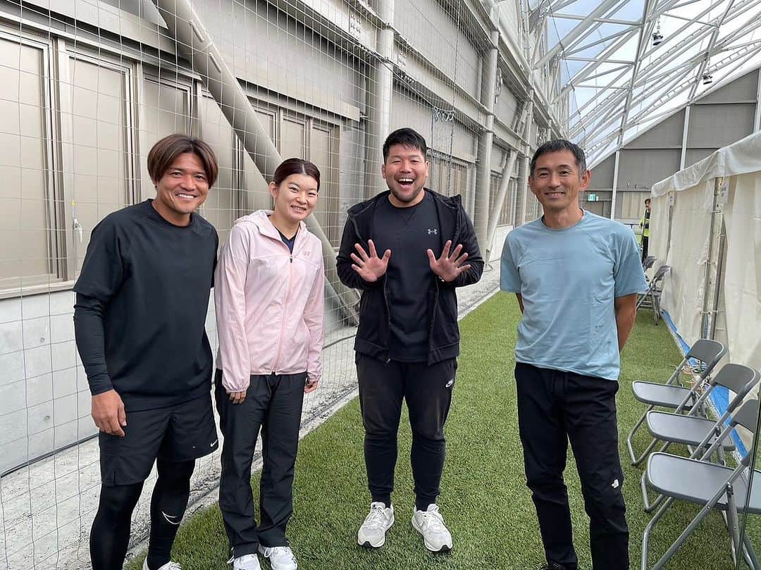 髙橋礼華のインスタグラム：「. . 10/14.15と福島県、宮城県に行ってきました！！ まず、14日は福島県にあるJヴィレッジというサッカーの施設でのイベントに参加させてもらいました！！ . . 豪華なアスリートの方々と一緒のイベントですごく刺激をもらえました⚽️🏈🏃🏻🏸 . . 外ではキッチンカーが出たり、スポーツイベントの後は和太鼓、フラダンス、そしてCHEMISTRYさんの LIVEまで、、🩷 . . とても素敵なイベントとなりました✨ . . . 15日は朝から富谷市で日本PTA東北ブロック研究大会 主催のイベントに参加させていただきました！ 約1000人の方々の前でのお話はすごく緊張しました、、🥹 でもこんな機会もなかなかないので伝えれることは伝えようと思いお話させていただきました！ 司会がいつもミヤテレスタジアムでお世話になっている福盛田さんだったのでリラックスできました😌 . . そして夕方からはミヤテレスタジアム！！ 今日はドッジボールの大会で全国大会を目指す小学生が日本代表に教えてもらい相手をしてもらうという映像をみて小学生なのにこのボール取れるの😳？とびっくりしました！ 是非、荒町フェニックスの皆さんには全国大会に行ってほしいですね☺️✊✊ . . 最近の週末は娘と離れる時間が多く寂しいですがその分平日はたくさん遊んで一緒に過ごしたいと思います👧🏻❤️ . . 関係者の皆様ありがとうございました🙇‍♀️ そしてこの週末義実家にも娘を見てもらい感謝です🥲 . . また明日からも頑張ります✊ . . .  #ふくしまPlay Stadium2023 #ふくしまプレイスタジアム #Jビレッジ #いわき #日立グループ #復興プロジェクト  #日本PTA東北ブロック研究大会 #宮城県PTA研究大会」