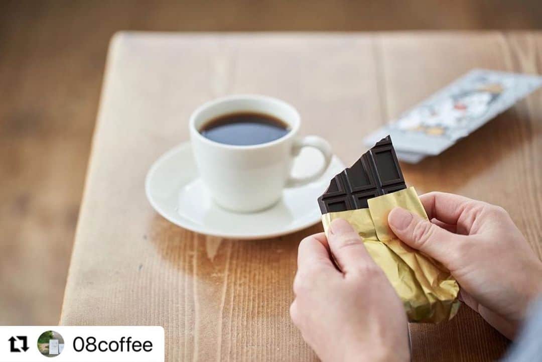 CRAFT CHOCOLATE WORKSのインスタグラム：「. 秋田の08coffee様(@08coffee )へ コーヒーチョコレートをお作りしました。  今年は第二弾のチョコレートもあり 私達もどんな香りのコーヒーチョコレートが 出来るのか楽しみ。  気になった方は 08coffee様の店頭・online shopより ぜひ、ご購入くださいませ。 ※CCWでの販売はございません。 . . #Repost  ・・・ 秋田の冬限定チョコレート 『冬ちゃん』＊ふゆちゃん＊  今年も販売します。  11月には今年バージョンも販売スタート。  08COFFEEのコーヒー豆を細かくすり潰し、 毎年違うカカオ豆と合わせてチョコレートを作ります。 冬の楽しみにどうぞ。  ⚠️噛まずにゆっくり口の中で溶かしてお召し上がりください。 . #チョコレート  #コーヒーとチョコレート #コーヒーチョコレート #ガーナと#8 #コーヒーが入ったチョコレート #ビーントゥバー #クラフトチョコレート #08coffee」