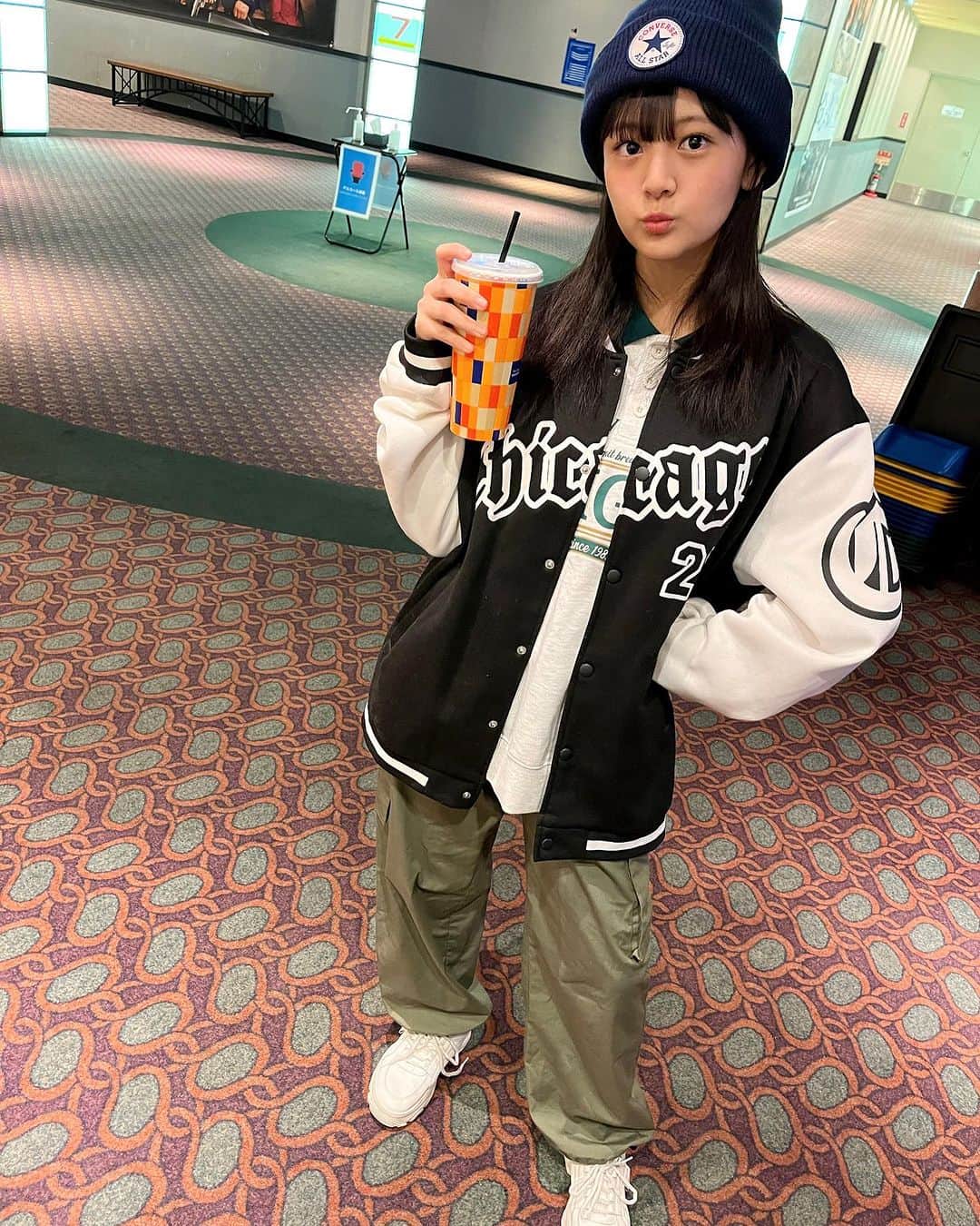 伊與田綾音のインスタグラム：「また映画を見て来ました👀💗 見に行ったのは「ミステリという勿れ」 という作品で、家族でこれ見たいねっていう話をしてたので始まる直前までドキドキワクワクしてました…！ ミステリー映画でありながらも、単なるミステリーではなく、多くの人の気持ちに寄り添うような名言が沢山あって とても考え深い作品でした。  #ミステリと言う勿れ #映画 #映画館」