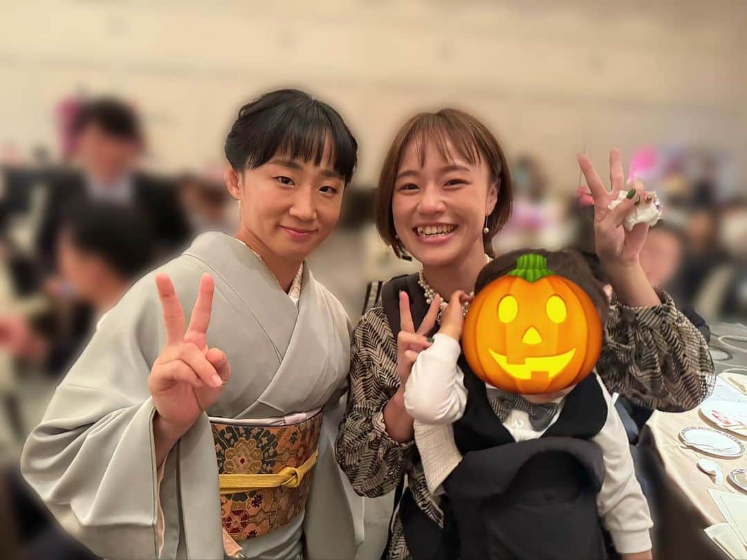登坂絵莉のインスタグラム：「. かつてのライバルゆきさん🤼 梨紗子の結婚式エンディングで涙腺弱まり その後ゆきさんと写真を撮っていることが感慨深く思えてまた涙🤣🤍  お互いに色々と変わった中での再会に歳を重ねるって素敵だなあと感じます🥰🙌🤍」