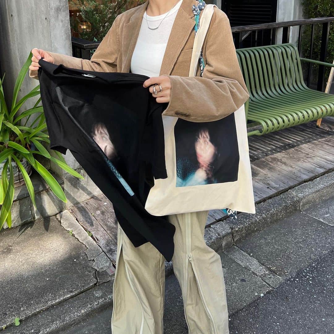 前田悠雅のインスタグラム：「トートバッグは大容量サイズのマチ無しです🐼✨ 黒Tと同じく使い勝手の良いデザインになっているのでセットで身に付けて貰えたらとても嬉しい、、、♡  (生誕goodsはバーイベ会場限定販売となります。お買い求めお忘れ無く🫨)」