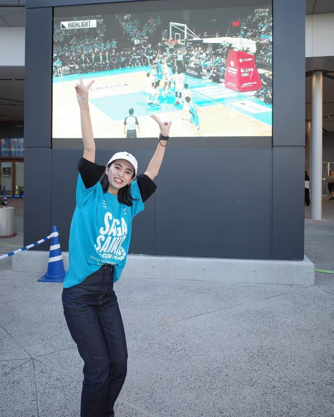 新郷桃子のインスタグラム：「××× . トークショーでも連日鈴木選手と話してた井上選手の3Pもみれたし、止まらないガルシア選手の反撃もカッコよかったし、狩野選手のチームの為に点を取るといった男気も見れたしで B1リーグ、初の勝利🏆！！！  シーズン始まったばかりで4分の2の試合をオーバータイムまで持ち越すという なんとも…激しく熱い熱い試合なんだろう…！！！ B1の舞台は甘くない でもバルーナーズは強い！ さいこーーすぎた🍺泣けたーーー🏀 みんなで叫んだーーー！！ 歴史的瞬間をみんなで見届けれて よかった😭 シーズン最後の試合みたいに盛り上がったけど、まだ始まったばかり。笑  二日間本当にお疲れ様でした。 選手も、スタッフも、イベント運営チームも、演者さんも、ブースターさんも、来てくれたみんなも！！！  試合後のフィーラー選手ファミリーとハレルソン選手と👶📷NICEGAME👶🏽🍕🫰🏾！！ #佐賀バルーナーズ #広島ドラゴンフライズ #bleague #バスケ #b1 #bリーグ #なぎちゃんの美味しいコーヒー沁みた #ダジーノさんのもちもちピザビール進んだ」