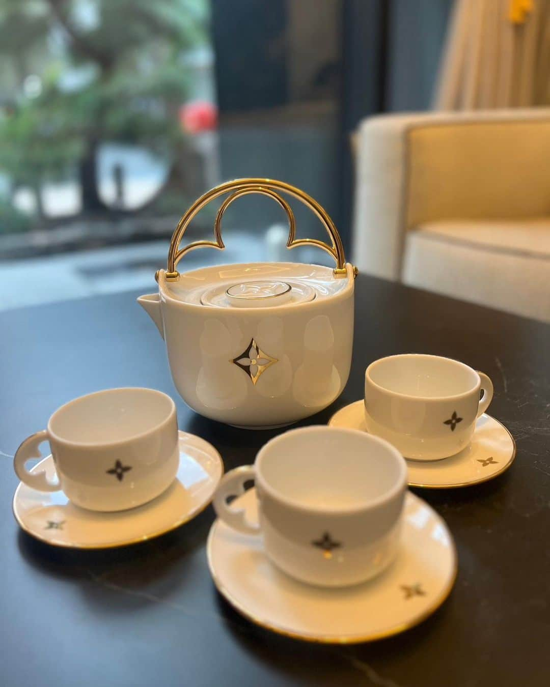 Chihiroさんのインスタグラム写真 - (ChihiroInstagram)「第2回 Royal Afternoontea会🫖  本日は記念すべき第2回！ロイヤルアフタヌーンティー会でした♡  前回同様、麻布十番にある JURI’S TEA ROOMでアフタヌーンティーをした後、Dior食器が可愛い会員制ラウンジで写真撮影会♡  ロイヤルアフタヌーンティー会にジュリスティールームを選んだ理由としては、やはり英国本場のアフタヌーンティーを楽しんで、味わっていただきたいとの想いから選ばせていただきました。 〈ジュリス ティールーム〉は2003年、英国中西部のコッツウォルズで創業し、2008年には英国No.1のティールームに与えられる「トップ・ティー・プレース」賞を受賞した、世界最高峰のティールームです。  その後の会員制ラウンジも、ラグジュアリーな空間で、まさに「気」が良い場所。 今回はDior食器だけでなく、ルイ・ヴィトンの茶器もお出しいただきました。  生活芸術を愉しむこと、 五感で感じること、 そして何より、同じ「好き」を持つ方が集まり、情報を交換することで、高い美意識やセンスがさらにアップすること♡ 私が思い描いていた「ロイヤル会」を素敵な皆様に実現いただき、本当に感無量で、幸せに満ちたひとときでした♡  前回も参加してくれた はるかちゃん　@nyan12__ru_   Ciccy会にも来てくれた 千奈美さん　@nyamiminn   診断にも来てくださった 真里奈ちゃん　@__rinrinpink__   そして今回ご参加いただいた 梨実子さん　@rimi_staglam  優さん　@yyu_2022   優雅で甘美なひとときを、 素敵な皆様とご一緒できて光栄でした⚜️ 素敵な会になりました。 ありがとうございました♡  #ロイヤルアフタヌーンティー会 #ロイヤル会 #ロイヤル好き #アフタヌーンティー #アフタヌーンティー会 #アフヌンコーデ  #ロイヤルコーデ #アフタヌーンティー女子会  #ジュリスティールーム #麻布十番」10月15日 19時19分 - chippp49