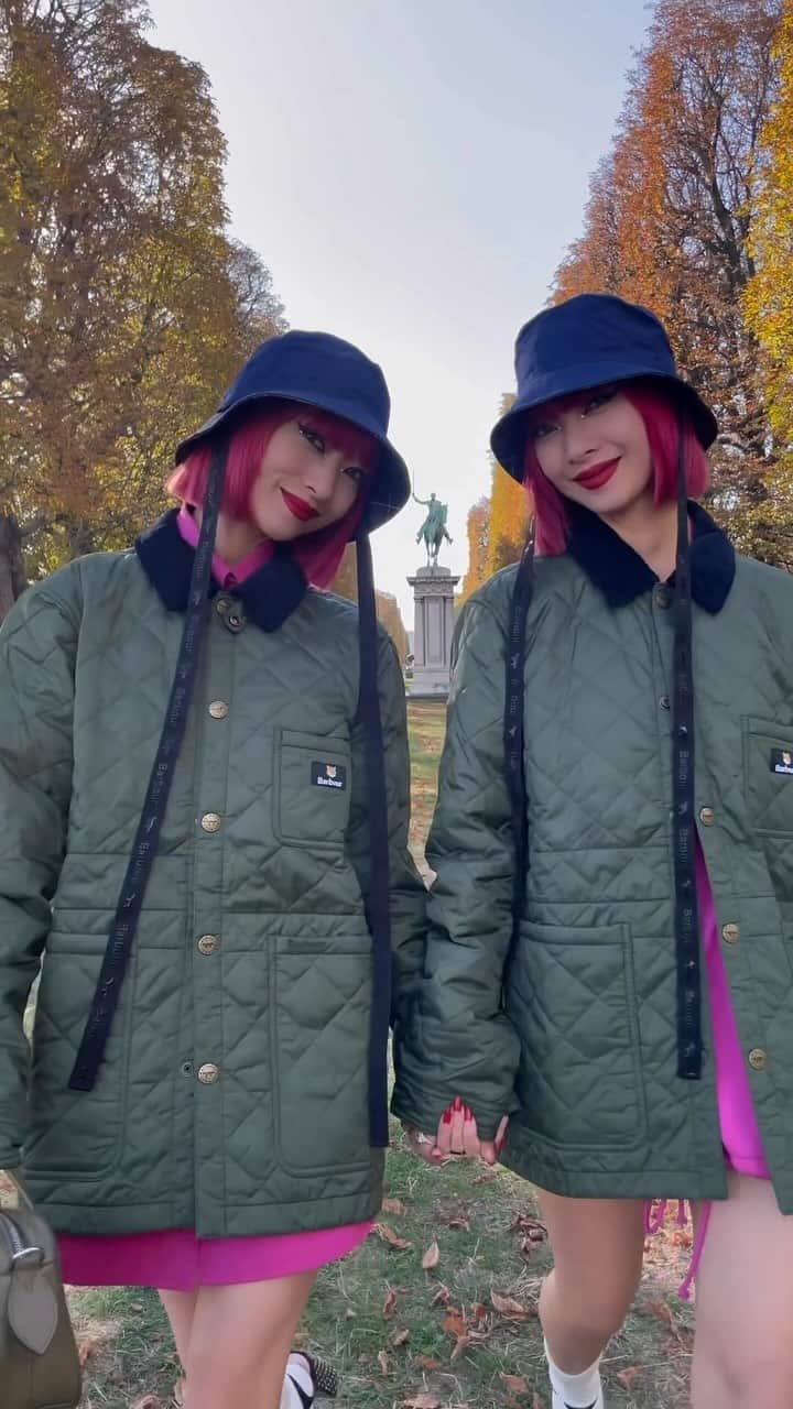 AYAのインスタグラム：「パリ散歩🚶‍♀️  with @maisonkitsune × @barbour ❤︎ 秋晴れの気持ちいいパリの午後。」